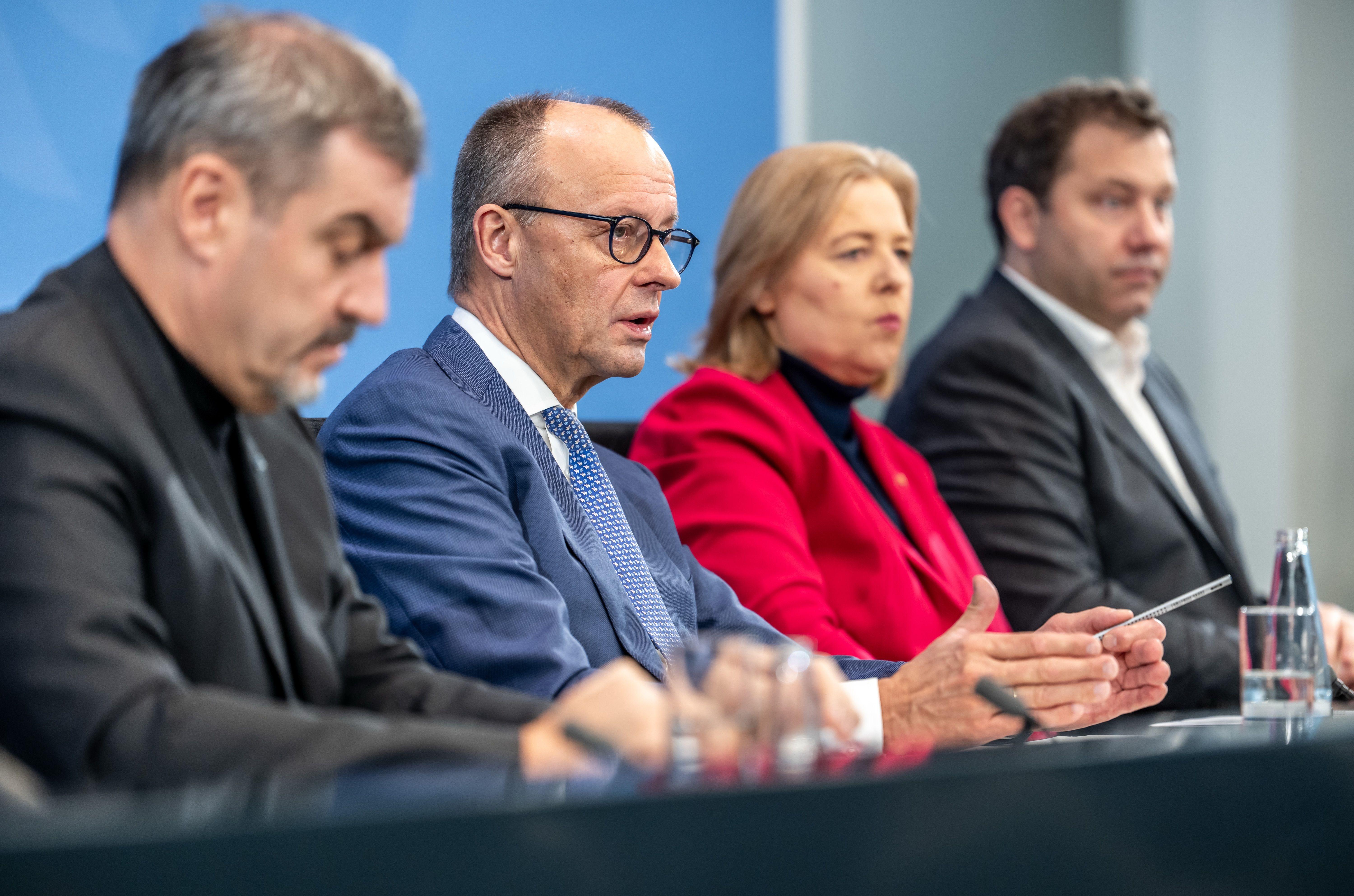 ARCHIV - 11.12.2025, Berlin: Bundeskanzler Friedrich Merz (2.v.l., CDU), Lars Klingbeil (r, SPD), Bundesminister der Finanzen, Bärbel Bas (SPD), Bundesministerin für Arbeit und Soziales, und Markus Söder (CSU), Ministerpräsident von Bayern und CSU-Vorsitzender nehmen an der Presseunterrichtung zu den Ergebnissen der Beratungen nach dem Koalitionsausschuss im Kanzleramt teil. (zu dpa: «1.000-Euro-Prämie gekippt - Reform-Fahrplan beschlossen») Foto: Michael Kappeler/dpa +++ dpa-Bildfunk +++