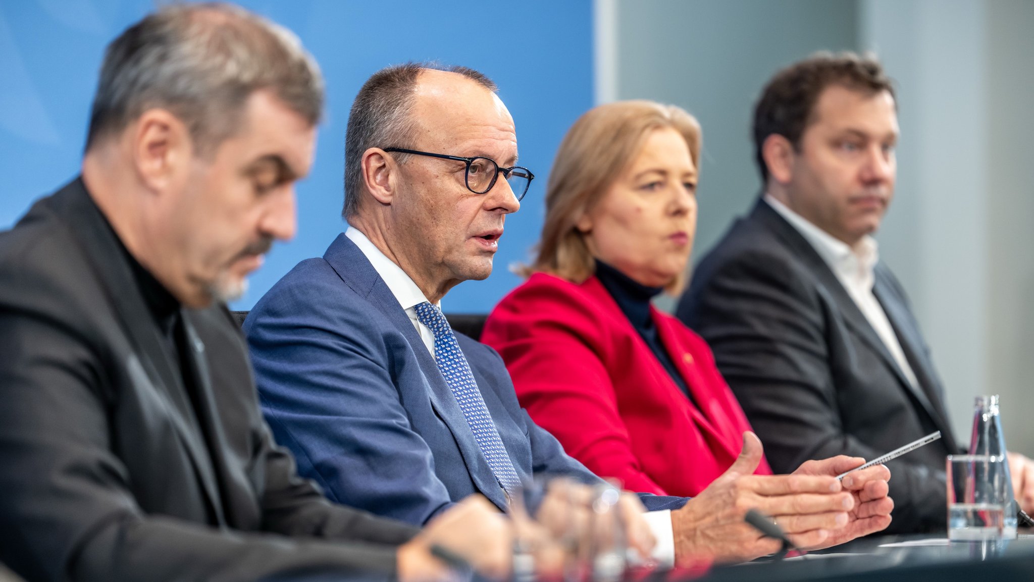 ARCHIV - 11.12.2025, Berlin: Bundeskanzler Friedrich Merz (2.v.l., CDU), Lars Klingbeil (r, SPD), Bundesminister der Finanzen, Bärbel Bas (SPD), Bundesministerin für Arbeit und Soziales, und Markus Söder (CSU), Ministerpräsident von Bayern und CSU-Vorsitzender nehmen an der Presseunterrichtung zu den Ergebnissen der Beratungen nach dem Koalitionsausschuss im Kanzleramt teil. (zu dpa: «1.000-Euro-Prämie gekippt - Reform-Fahrplan beschlossen») Foto: Michael Kappeler/dpa +++ dpa-Bildfunk +++ | Bild: dpa-Bildfunk/Michael Kappeler ARCHIV - 11.12.2025, Berlin: Bundeskanzler Friedrich Merz (2.v.l., CDU), Lars Klingbeil (r, SPD), Bundesminister der Finanzen, Bärbel Bas (SPD), Bundesministerin für Arbeit und Soziales, und Markus Söder (CSU), Ministerpräsident von Bayern und CSU-Vorsitzender nehmen an der Presseunterrichtung zu den Ergebnissen der Beratungen nach dem Koalitionsausschuss im Kanzleramt teil. (zu dpa: «1.000-Euro-Prämie gekippt - Reform-Fahrplan beschlossen») Foto: Michael Kappeler/dpa +++ dpa-Bildfunk +++
