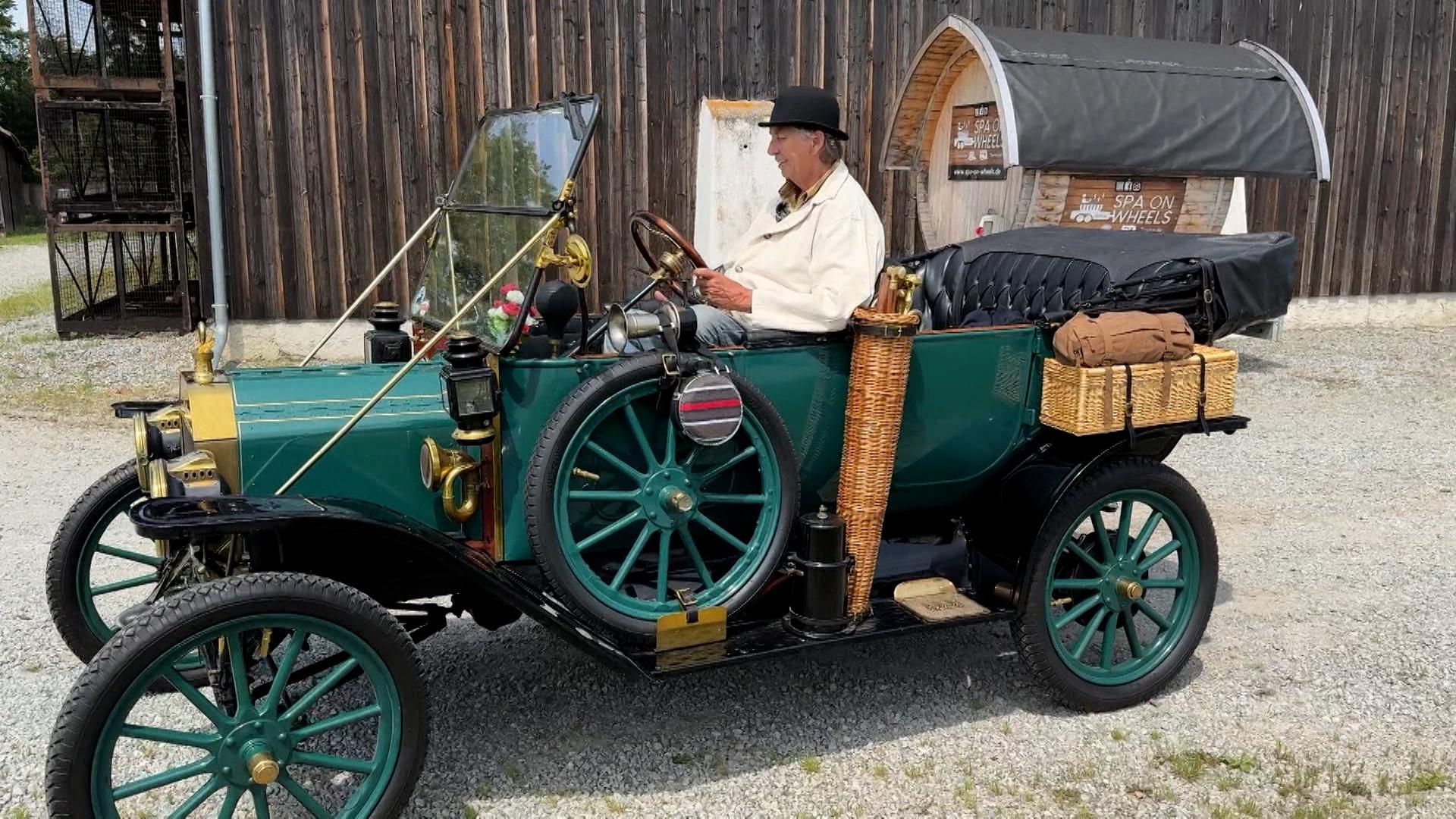 Am Wochenende schlug das Herz von Oldtimer-Fans in Straubing höher, denn es gab ganz besondere Autos zu bestaunen. Das alljährliche Nostalgie-Fahrzeuge-Treffen stand an. Mit dabei nur Autos, die vor dem Jahr 1939 gebaut wurden.