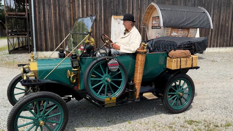 Am Wochenende schlug das Herz von Oldtimer-Fans in Straubing höher, denn es gab ganz besondere Autos zu bestaunen. Das alljährliche Nostalgie-Fahrzeuge-Treffen stand an. Mit dabei nur Autos, die vor dem Jahr 1939 gebaut wurden. | Bild: BR Am Wochenende schlug das Herz von Oldtimer-Fans in Straubing höher, denn es gab ganz besondere Autos zu bestaunen. Das alljährliche Nostalgie-Fahrzeuge-Treffen stand an. Mit dabei nur Autos, die vor dem Jahr 1939 gebaut wurden.