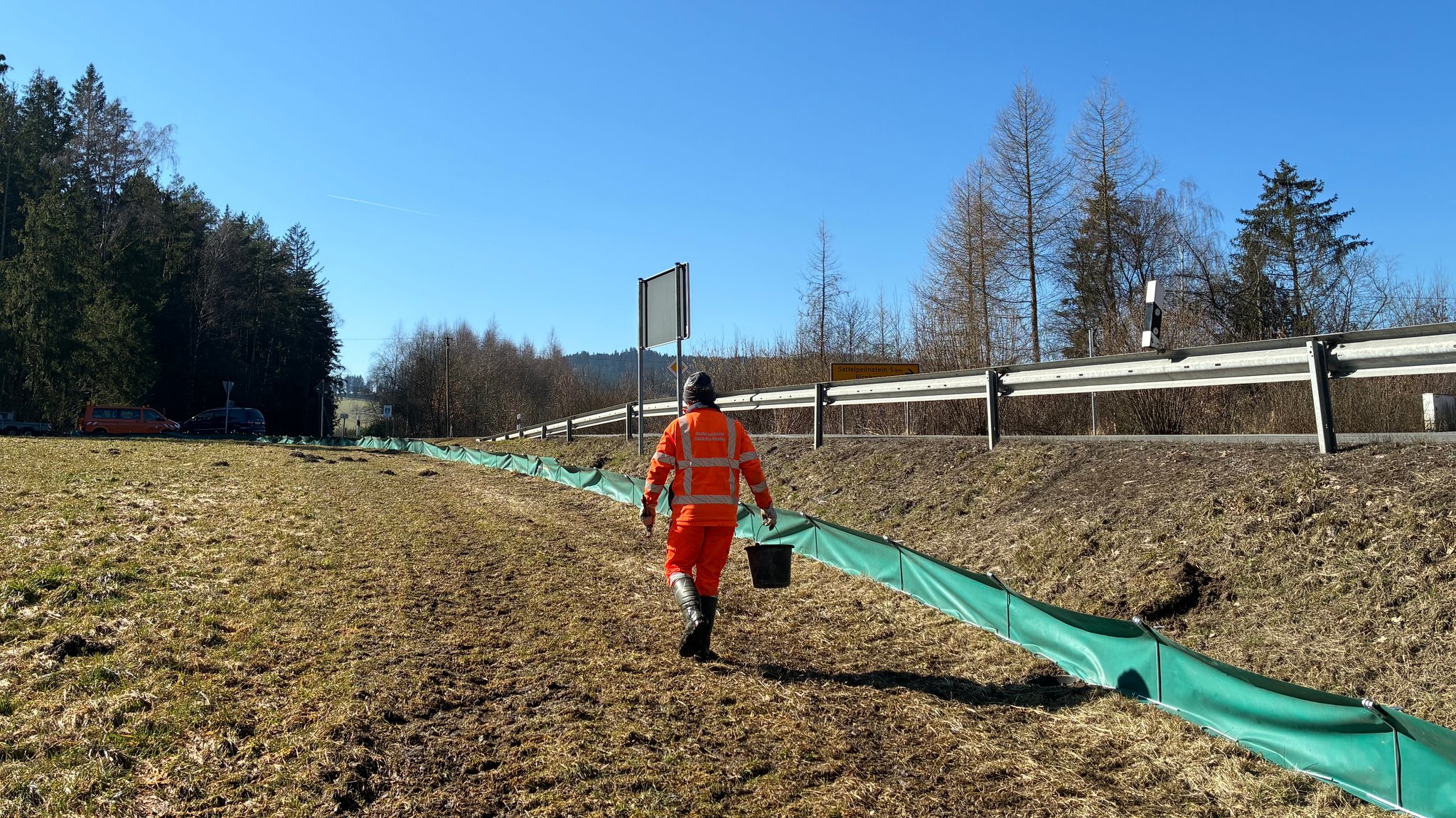 Der Aufbau des Amphibien-Schutzzauns bei Weihermühle im Landkreis Cham | Bild: BR/Annika Exner Der Aufbau des Amphibien-Schutzzauns bei Weihermühle im Landkreis Cham