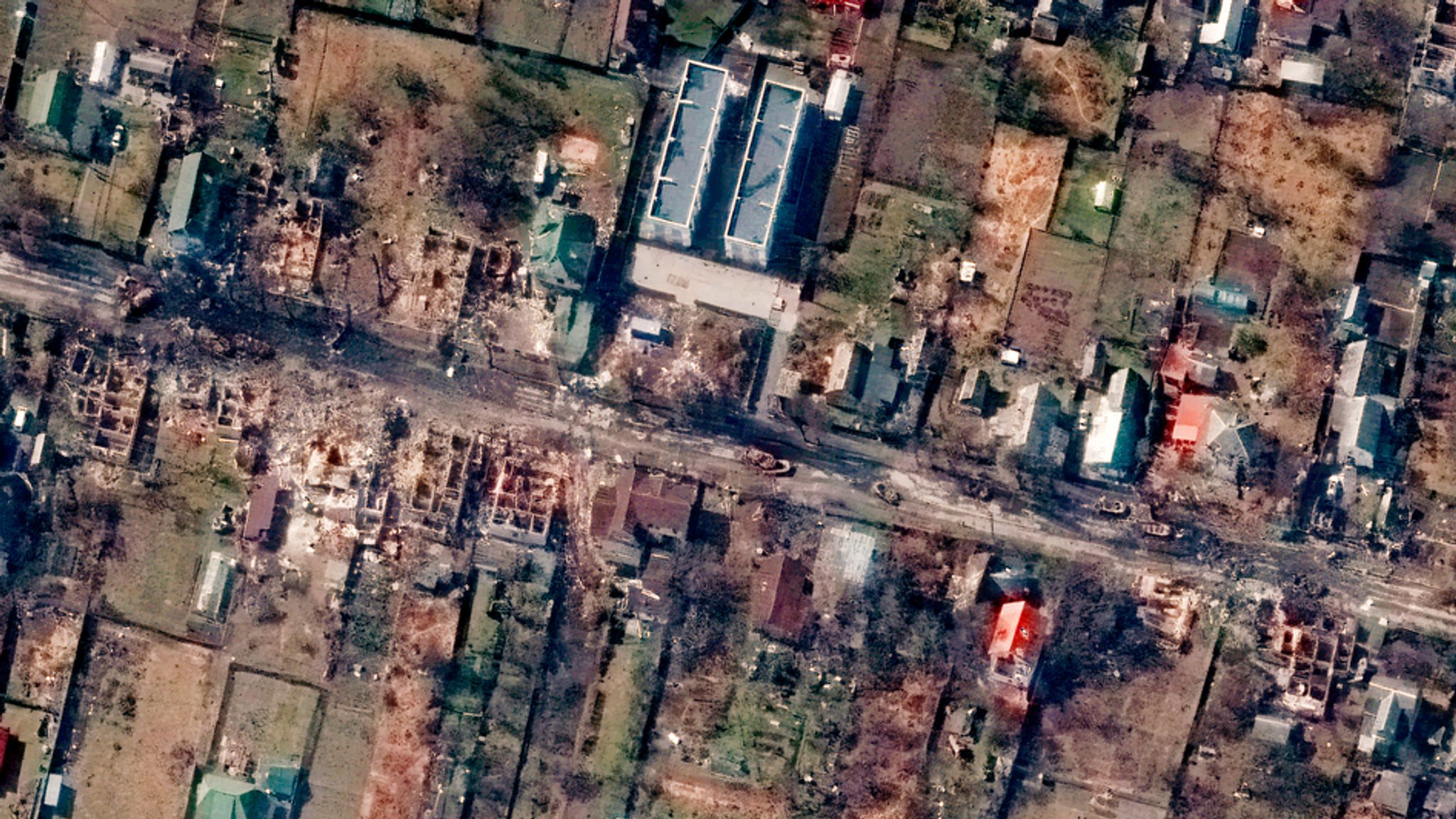 ARCHIV - 31.03.2022, Ukraine, Butscha: Dieses von Maxar Technologies bereitgestellte Satellitenbild zeigt einen Überblick über zerstörte Häuser und Fahrzeuge in einer Straße in Butscha.