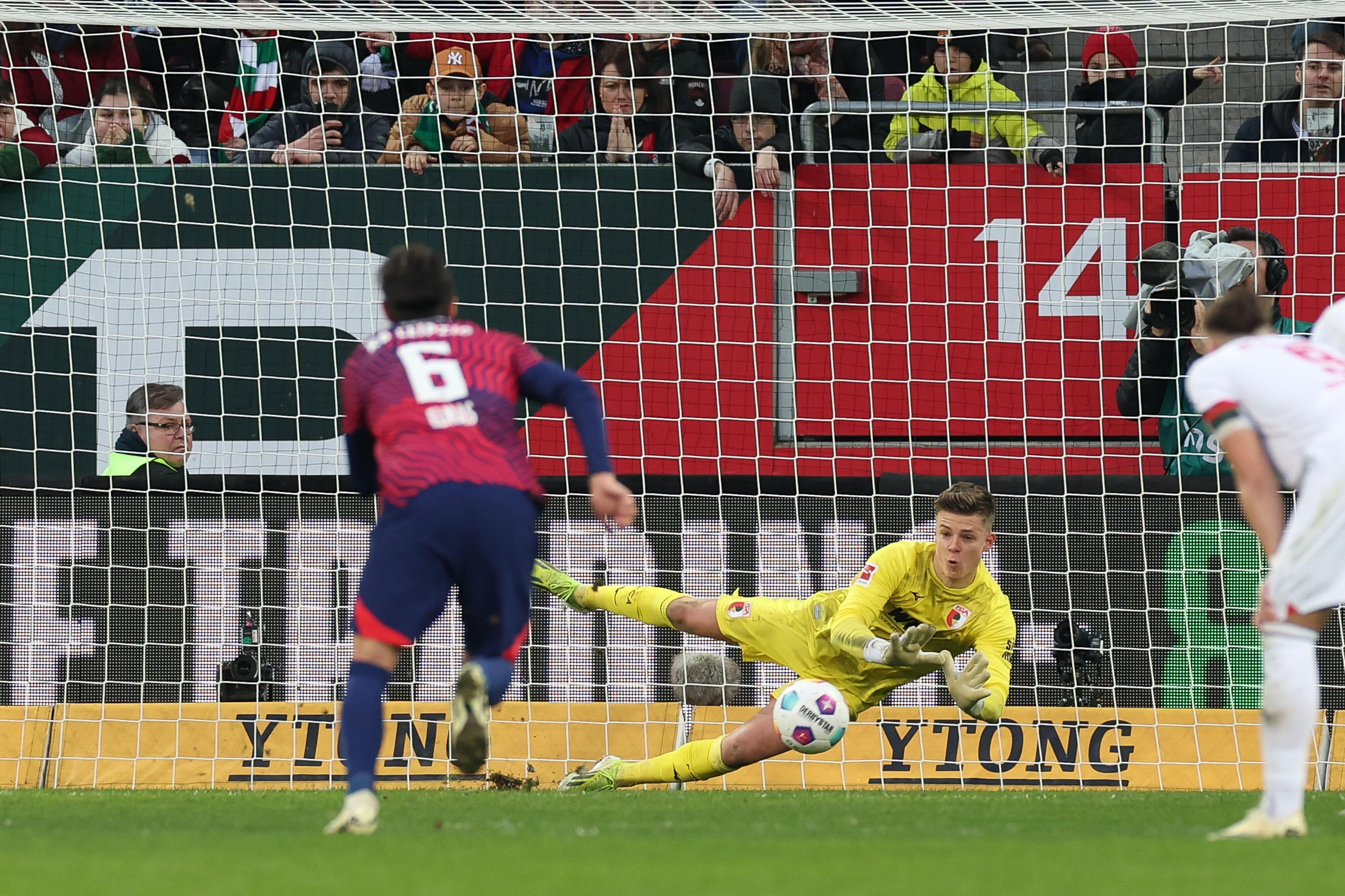 Finn Dahmen hält Elfmeter im Spiel FC Augsburg - RB Leipzig