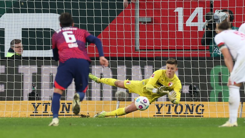 Finn Dahmen hält Elfmeter im Spiel FC Augsburg - RB Leipzig
