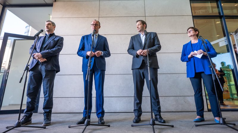 Nach den ersten Beratungen in Fach-Arbeitsgruppen setzen Union und SPD ihre Gespräche nun auf Führungsebene fort. | Bild: Michael Kappeler/dpa +++ dpa-Bildfunk Nach den ersten Beratungen in Fach-Arbeitsgruppen setzen Union und SPD ihre Gespräche nun auf Führungsebene fort.