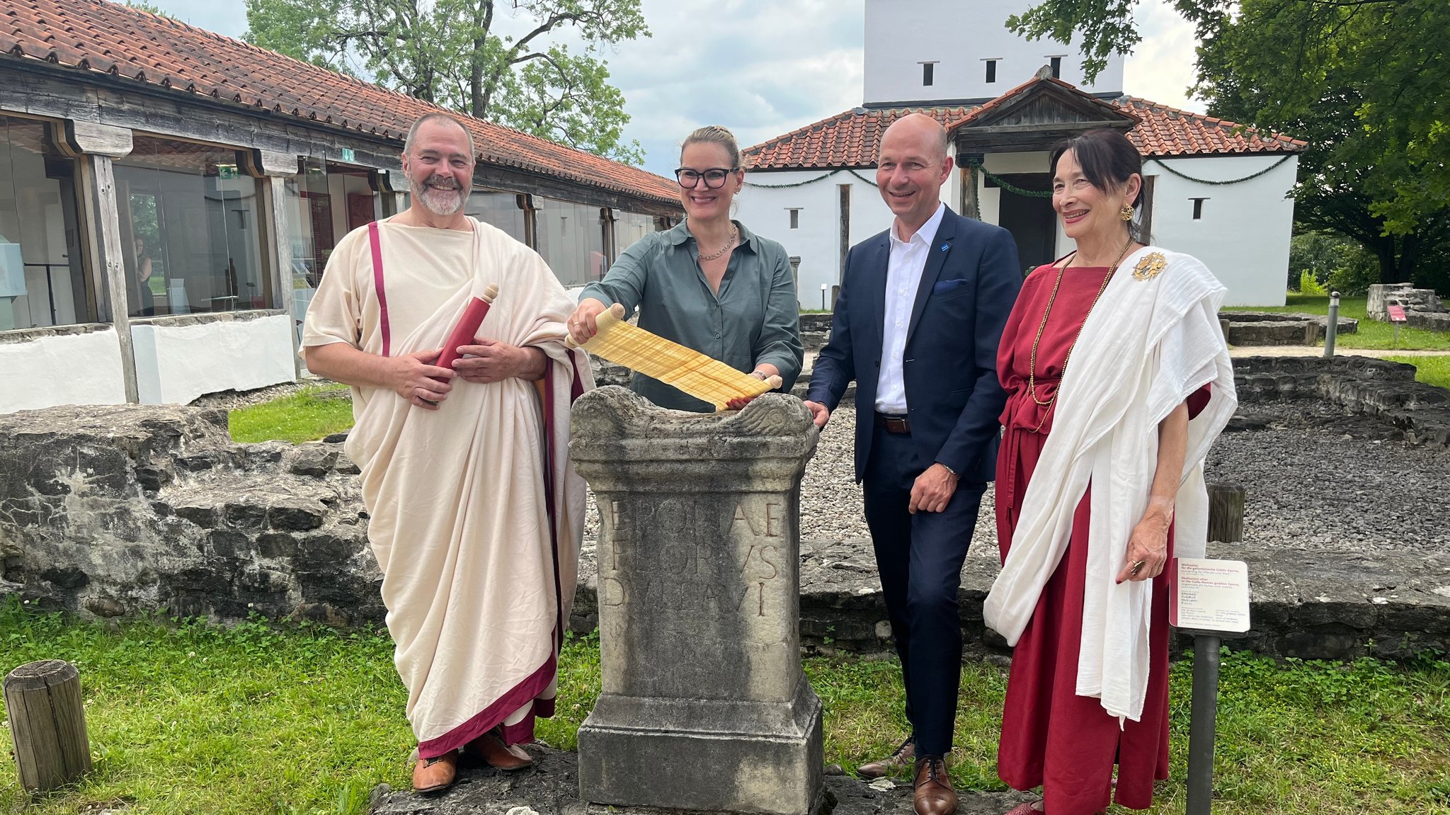 Augsburgs Oberbürgermeisterin Eva Weber (CSU, Mitte links) und Kemptens Oberbürgermeister Thomas Kiechle (CSU, Mitte rechts) im Park Cambodunum.