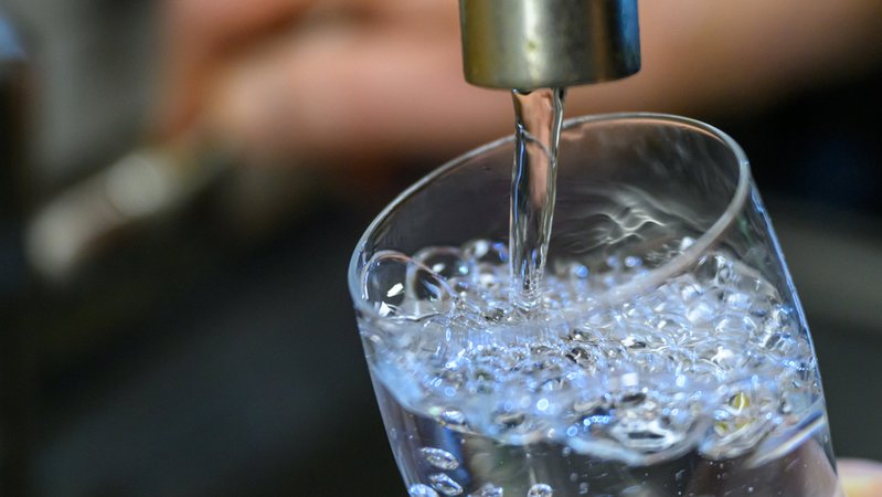 Symbolbild: Trinkwasser | Bild: dpa-Bildfunk/Hendrik Schmidt Symbolbild: Trinkwasser