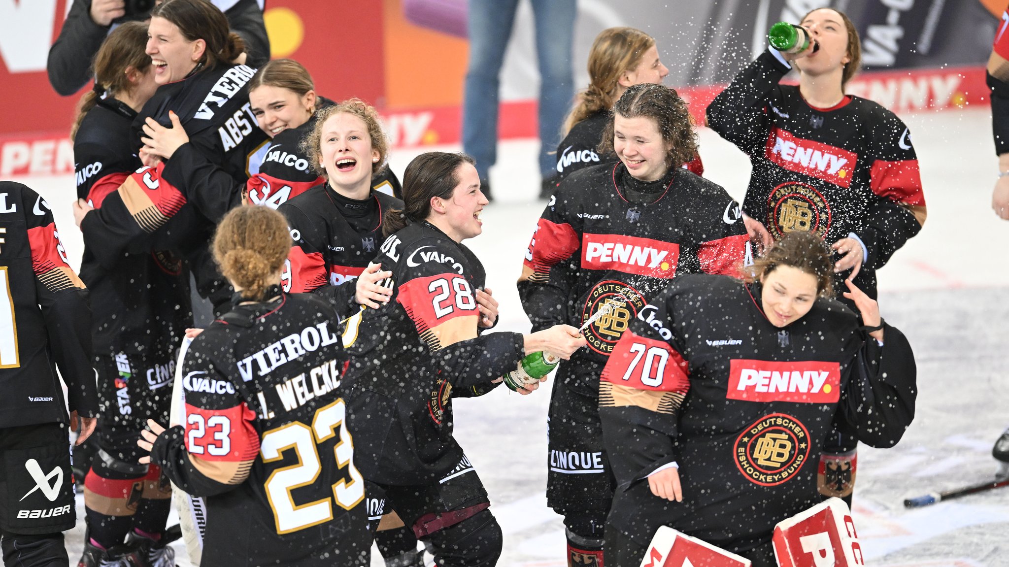 Eishockey Nationalmannschaft der Frauen jubelt 