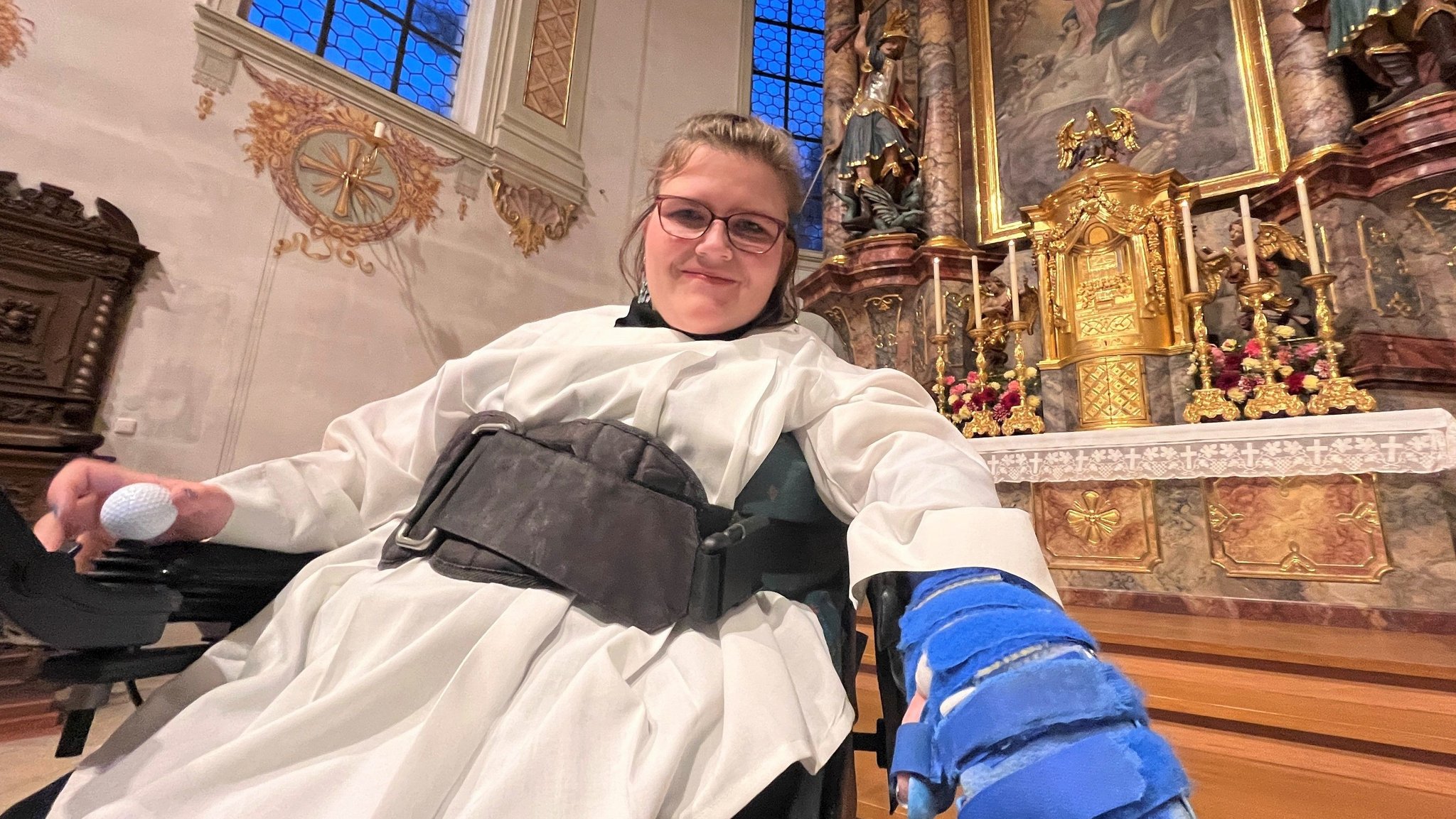 Die 30-jährige Angie Korsch sitzt in ihrem Rollstuhl im Altarraum der katholischen Kirche Thannhausen. Sie hat einen großen Traum: Ministrantin zu werden.