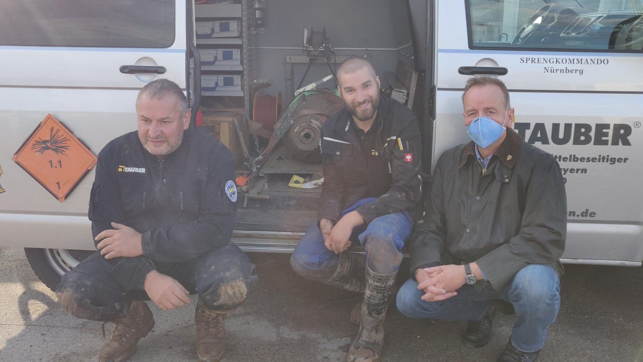 Sprengmeister Heiko Pagel, Helfer Christian Sommer und  OB Thomas Deffner Deffner