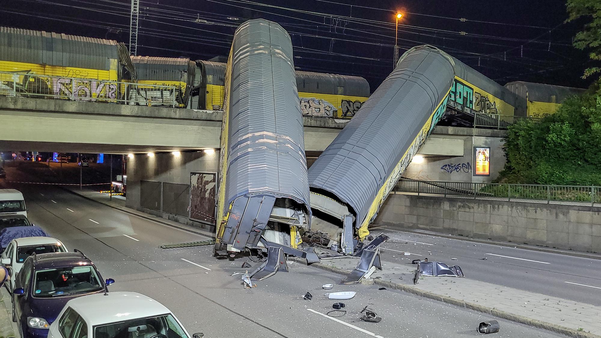 München: Güterzug stürzt von Brücke