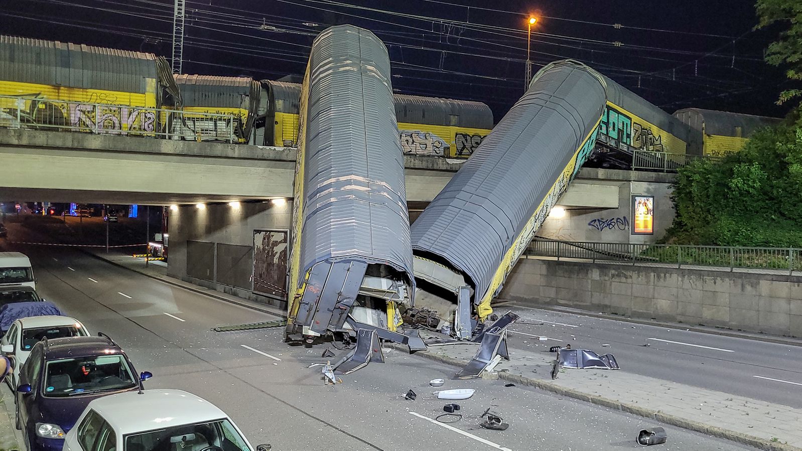 München: Güterzug stürzt von Brücke