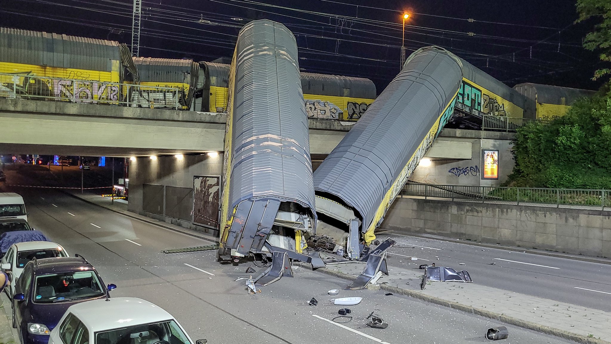 Bei dem Zusammenstoß zweier Güterzüge stürzen zwei entgleiste Waggons auf die Schleißheimer Straße. | Bild: BR/Henning Pfeifer Bei dem Zusammenstoß zweier Güterzüge stürzen zwei entgleiste Waggons auf die Schleißheimer Straße.