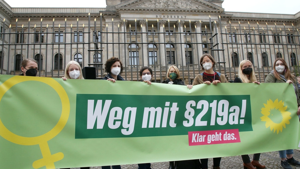 Protest gegen §219a | Bild: dpa-Bildfunk/Wolfgang Kumm Protest gegen §219a