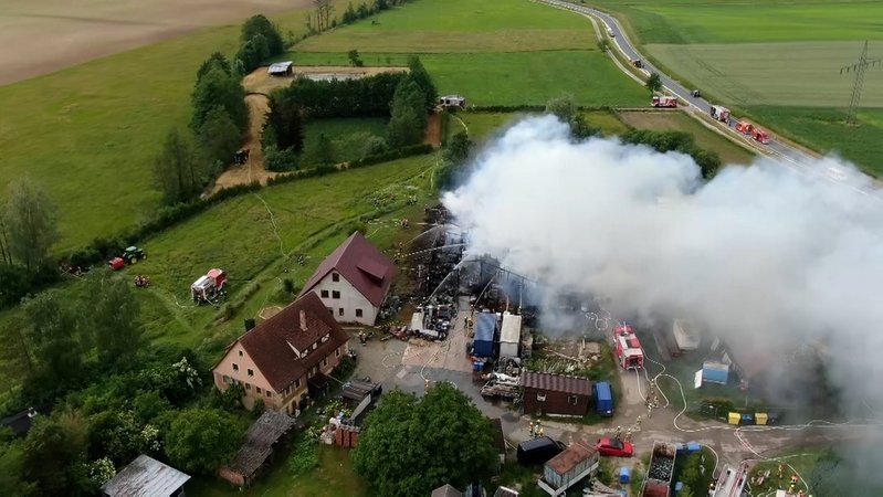 Hoher Sachschaden nach Scheunenbrand im Landkreis Ansbach