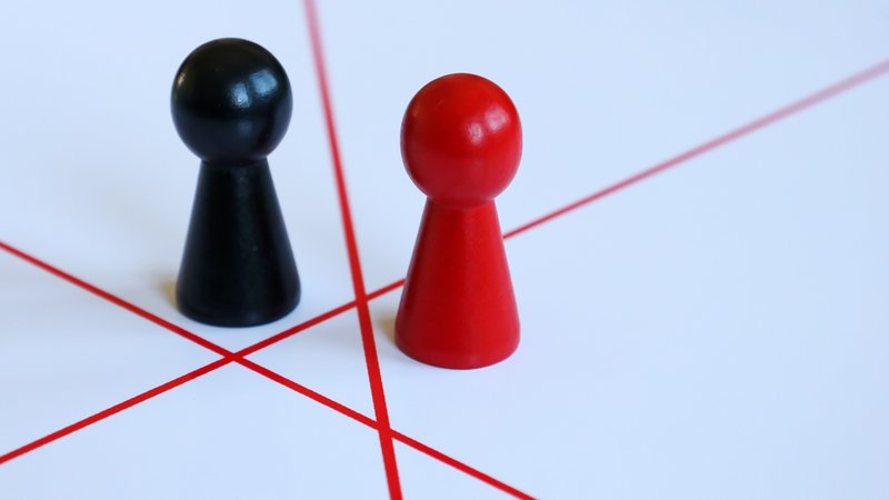 Schwarze und rote Spielfigur auf einem Spielfeld mit Linien (Symbolbild) | Bild: pa/FotoMedienService/Ulrich Zillmann Schwarze und rote Spielfigur auf einem Spielfeld mit Linien (Symbolbild)