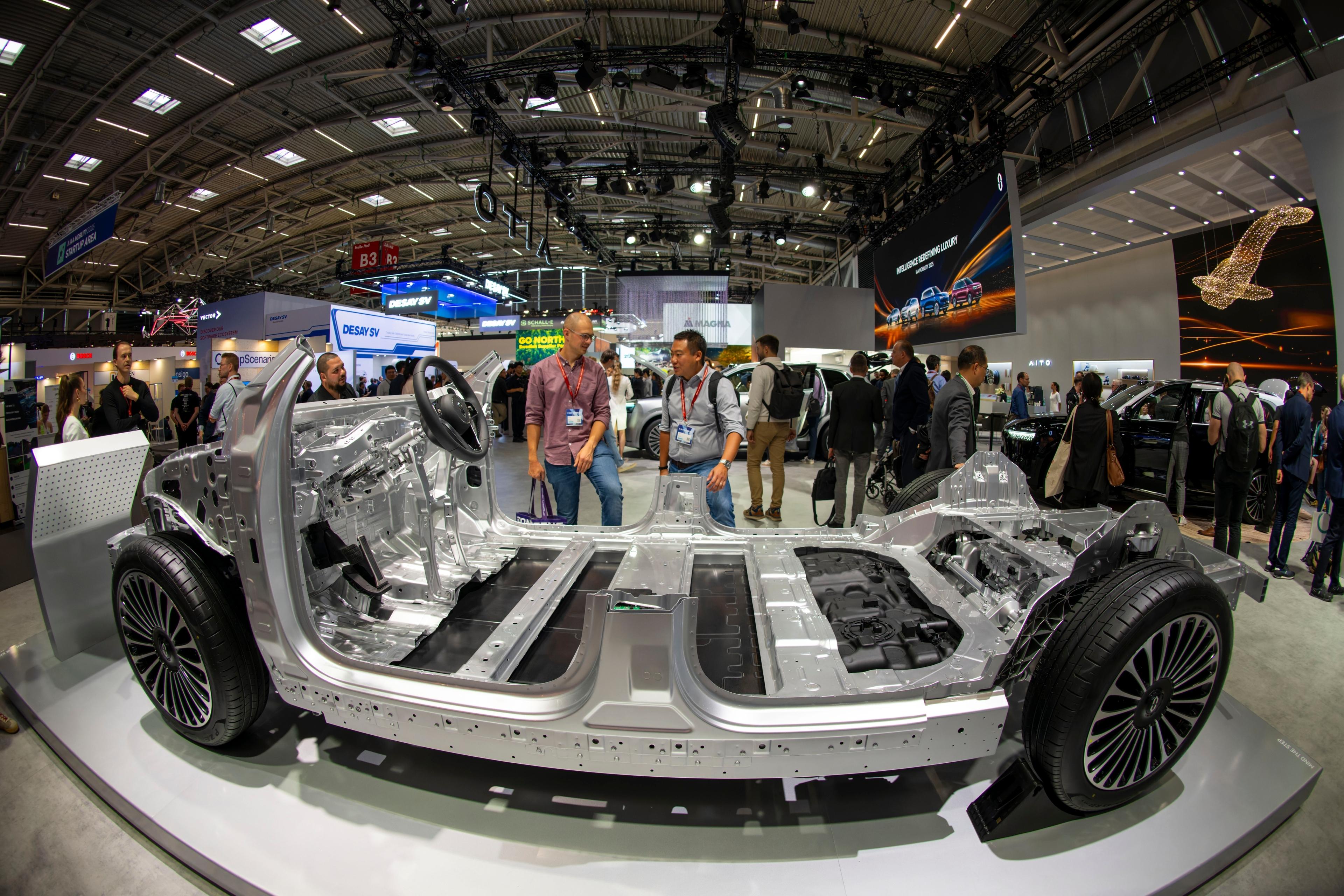 AA Mobility 2025 in Muenchen im Messegelaende Riem. Offenes Chassis eines E-Autos.