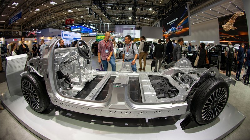 AA Mobility 2025 in Muenchen im Messegelaende Riem. Offenes Chassis eines E-Autos. | Bild: picture alliance / M.i.S. | Bernd Feil AA Mobility 2025 in Muenchen im Messegelaende Riem. Offenes Chassis eines E-Autos.