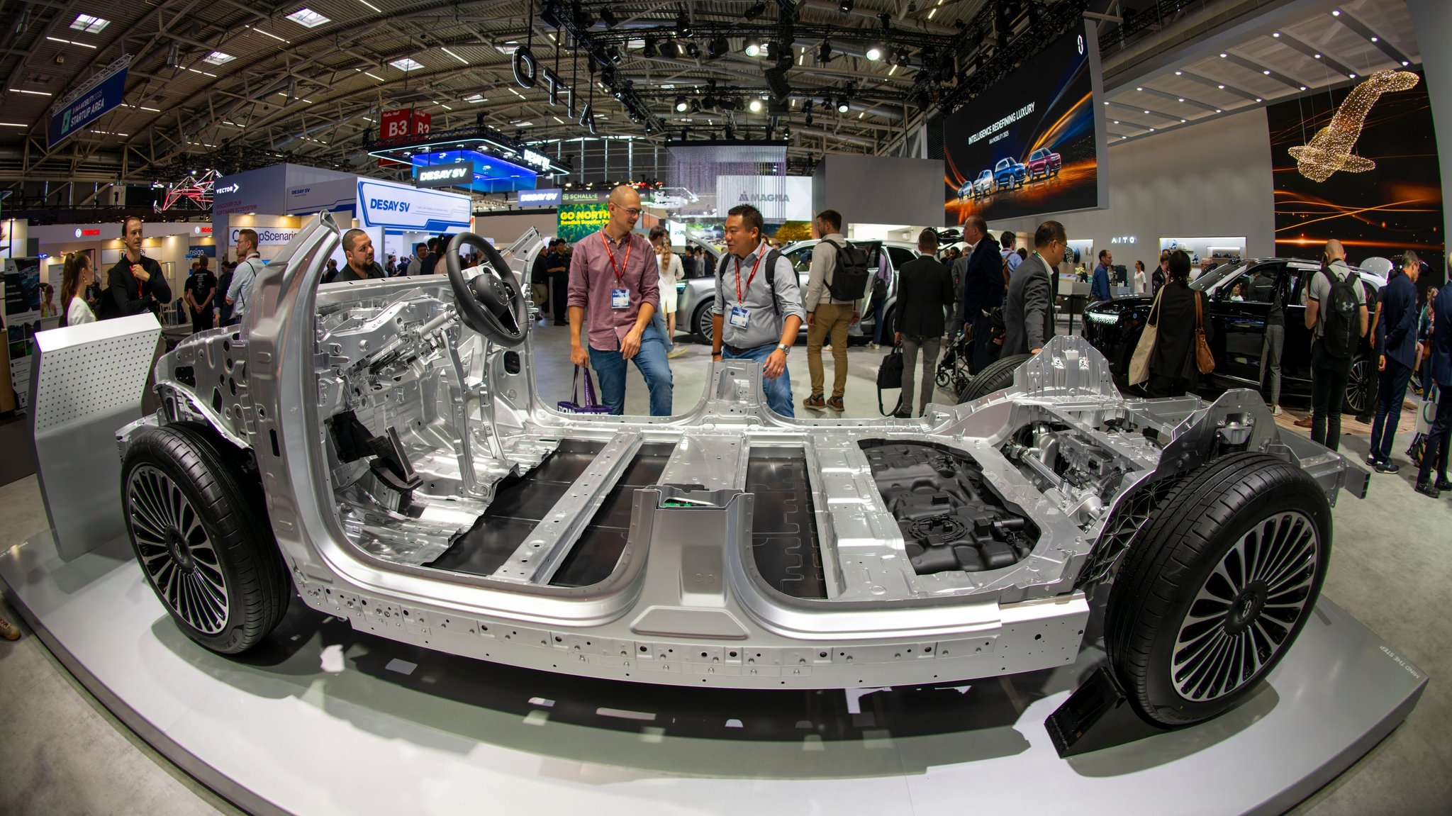 AA Mobility 2025 in Muenchen im Messegelaende Riem. Offenes Chassis eines E-Autos.