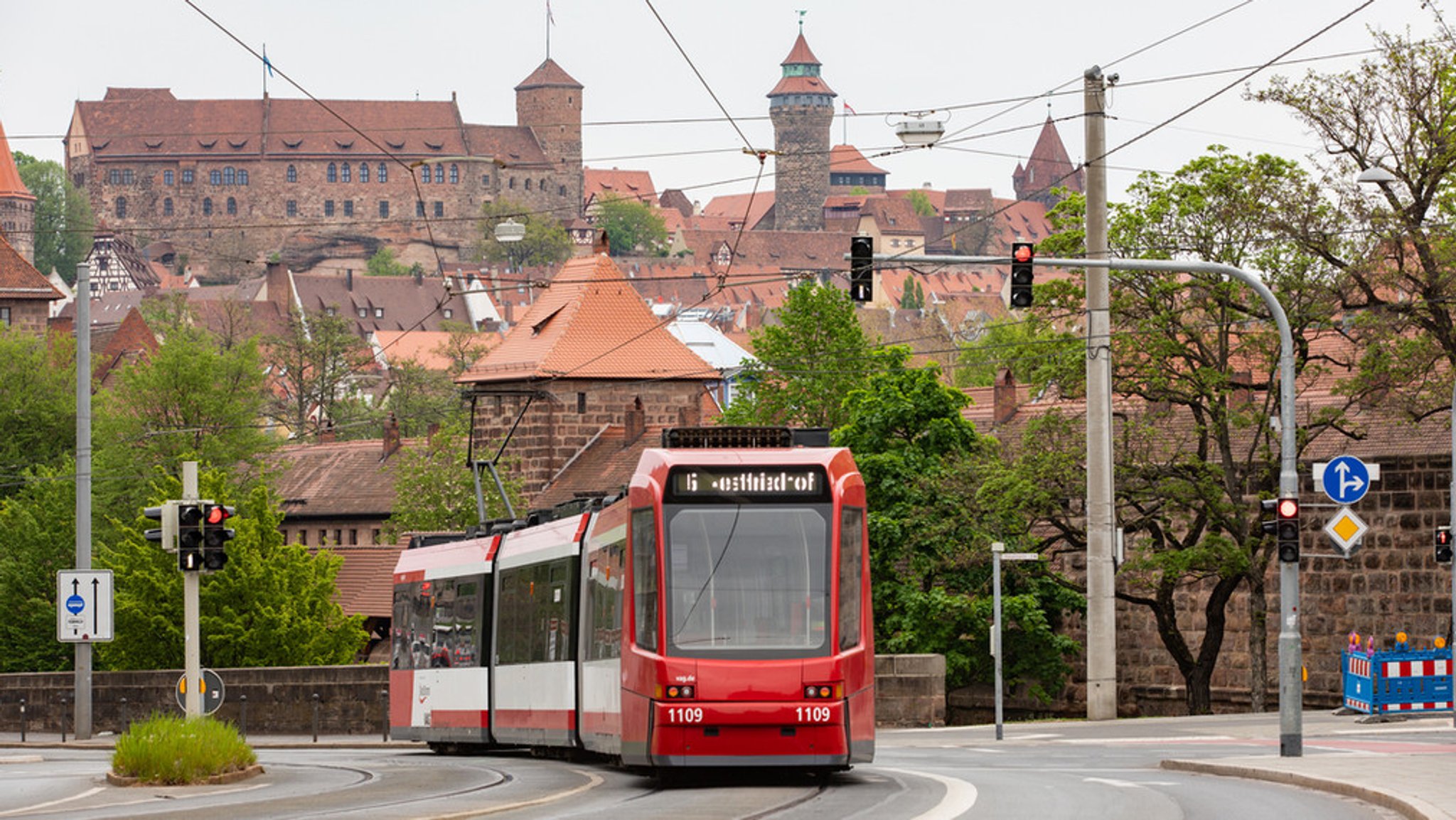 Straßenbahn fährt unterhalb der Kaiserburg in Nürnberg.