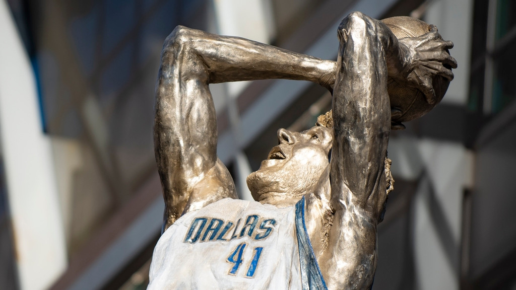 25.12.2022, USA, Dallas: Dirk Nowitzkis Statue wird vor dem American Airlines Center in Dallas enthüllt. Foto: Emil T. Lippe/AP/dpa +++ dpa-Bildfunk +++