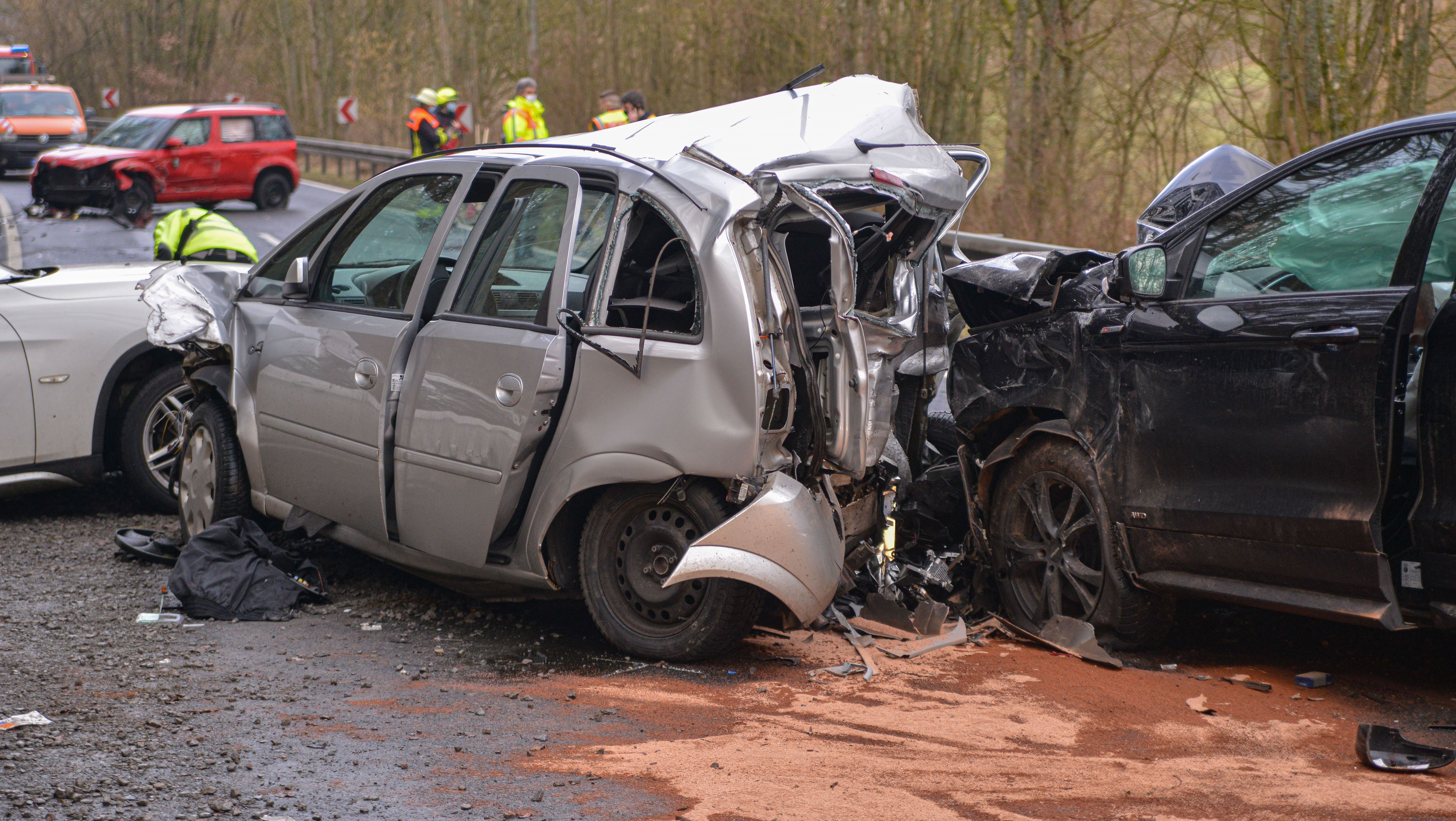 19 Jahriger Stirbt Nach Schwerem Unfall Bei Zellingen Br24