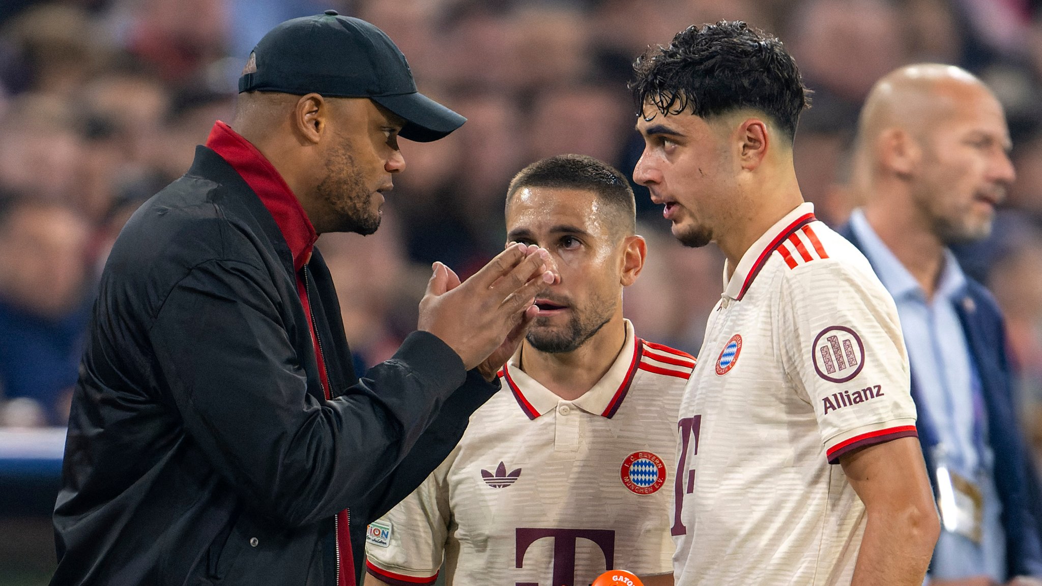 FC-Bayern-Trainer Vincent Kompany im Gespräch mit Aleksandar Pavlovic.