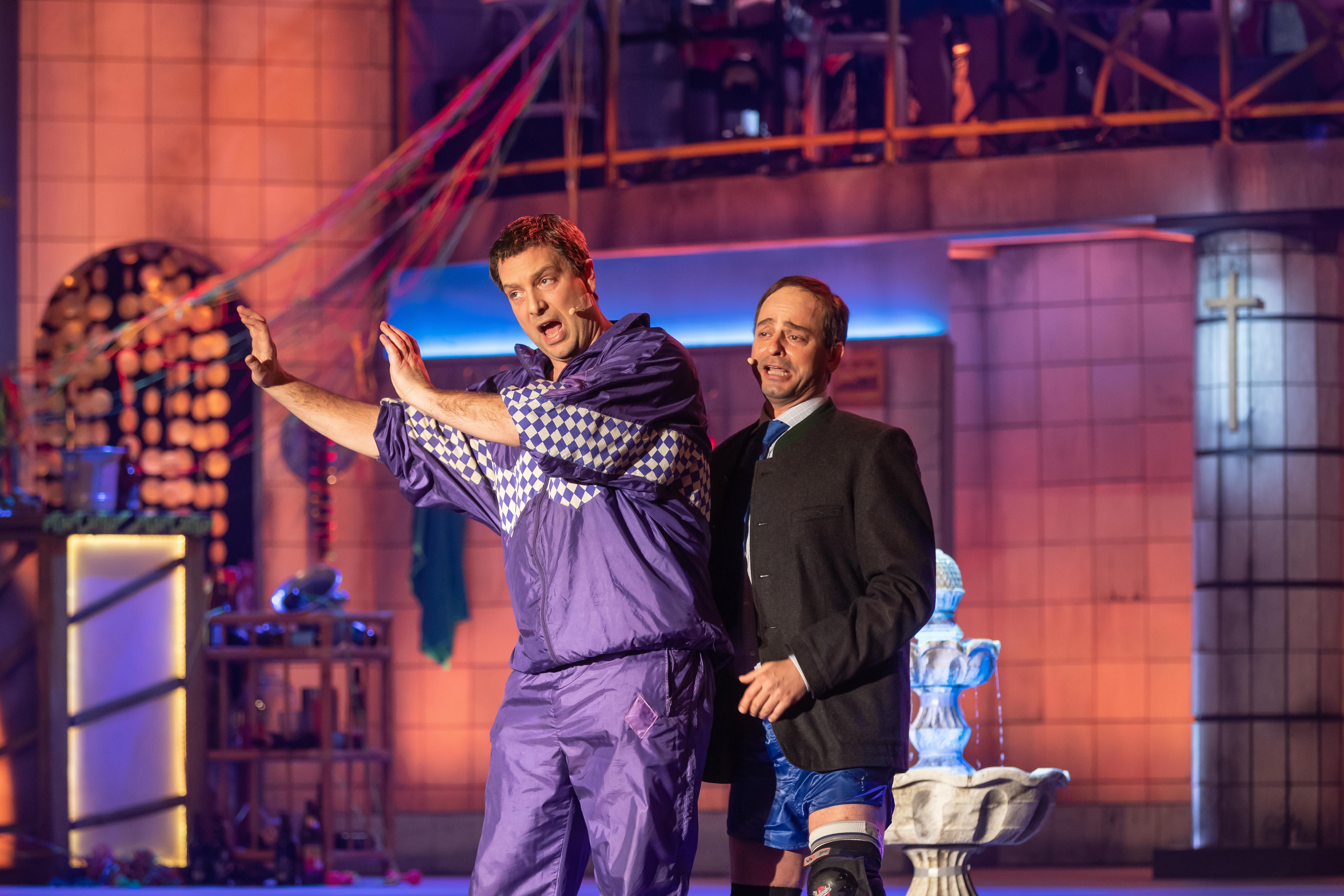 Stefan Zinner als Markus Söder und Florian Fischer als Hubert Aiwanger im Singspiel auf dem Nockherberg 2019. | Bild: Konvalin / BR Stefan Zinner als Markus Söder und Florian Fischer als Hubert Aiwanger im Singspiel auf dem Nockherberg 2019.