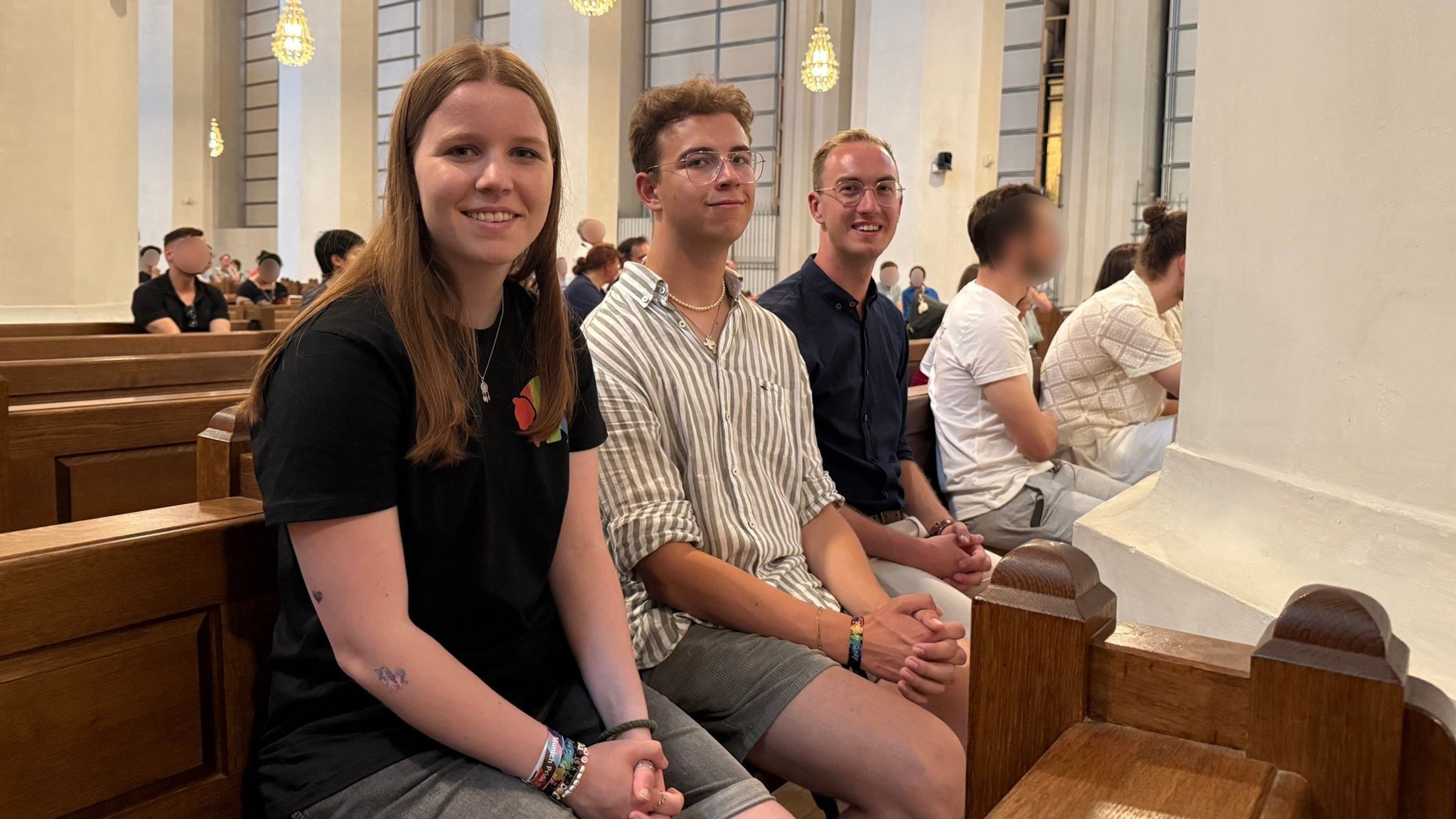 Isabella, Leonhard und Jakob freuen sich über den ersten CSD- Gottesdienst im Münchner Dom. | Bild: BR / Uhr Isabella, Leonhard und Jakob freuen sich über den ersten CSD- Gottesdienst im Münchner Dom.