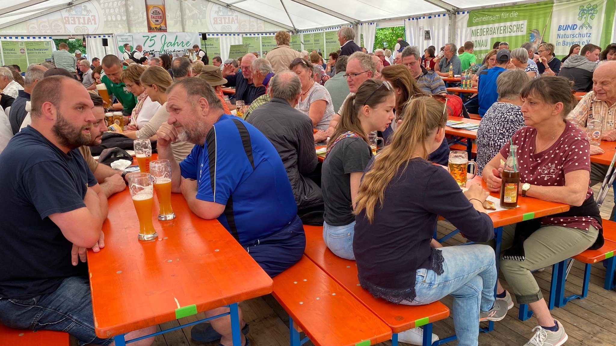 Das gut gefüllte Festzelt in Niederalteich