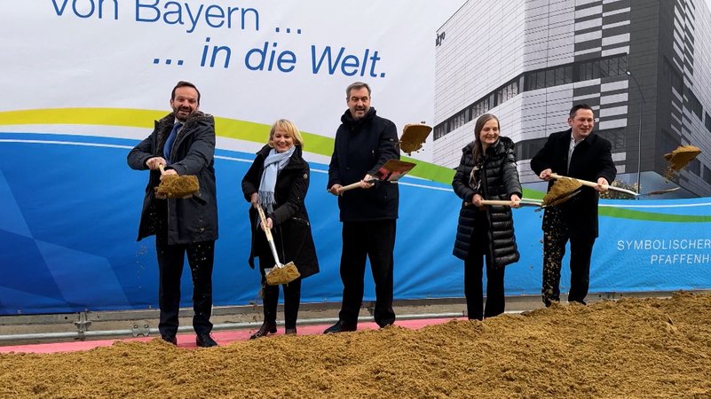 Spatenstich für die zentrale Produktionsanlage des japanischen Unternehmens Daiichi Sankyo in Pfaffenhofen. | Bild: BR Spatenstich für die zentrale Produktionsanlage des japanischen Unternehmens Daiichi Sankyo in Pfaffenhofen.