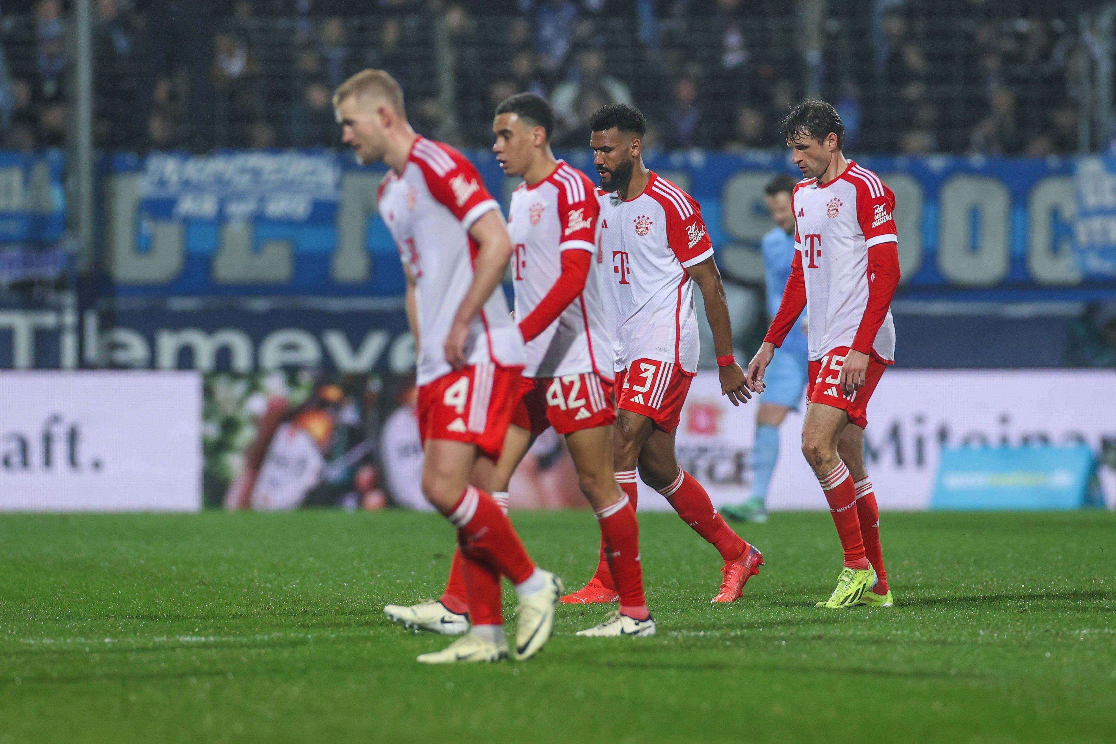 Mit hängenden Köpfen verlassen die Bayern das Feld