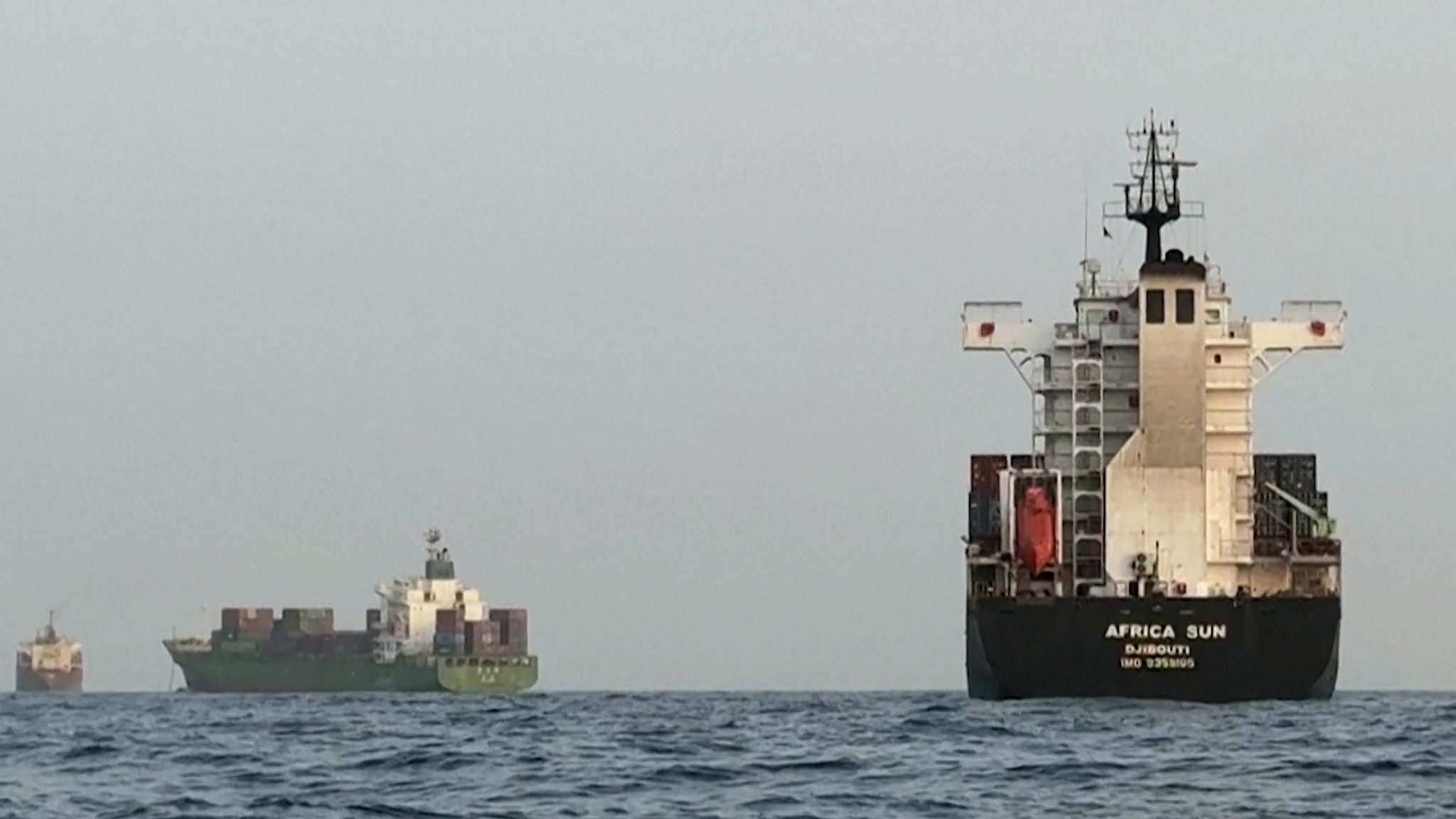 Die mit dem Iran verbündeten Huthi-Rebellen kontrollieren offenbar eine Meerenge an einer der wichtigsten Schifffahrtsrouten der Welt. | Bild: Bayerischer Rundfunk 2026 Die mit dem Iran verbündeten Huthi-Rebellen kontrollieren offenbar eine Meerenge an einer der wichtigsten Schifffahrtsrouten der Welt.