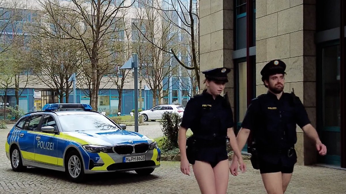 Zwei Schauspieler gehen als Polizisten in Unterhose durch ein Video der Deutschen Polizeigewerkschaft