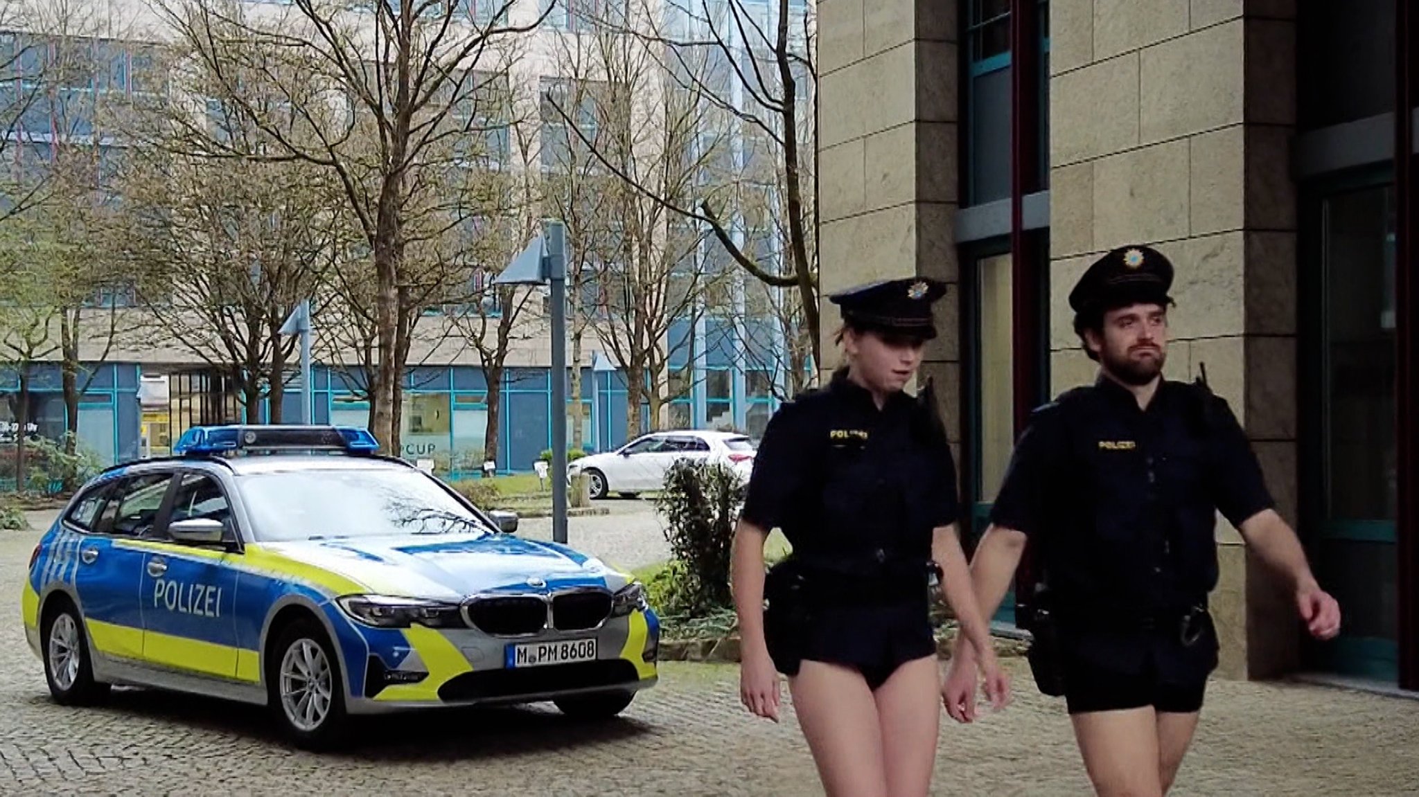 Zwei Schauspieler gehen als Polizisten in Unterhose durch ein Video der Deutschen Polizeigewerkschaft