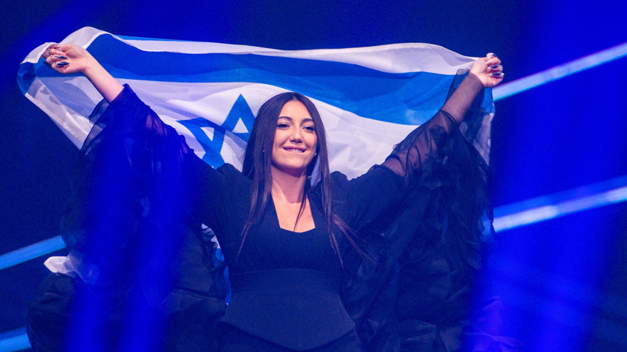 Die Sängerin mit israelischer Flagge beim ESC