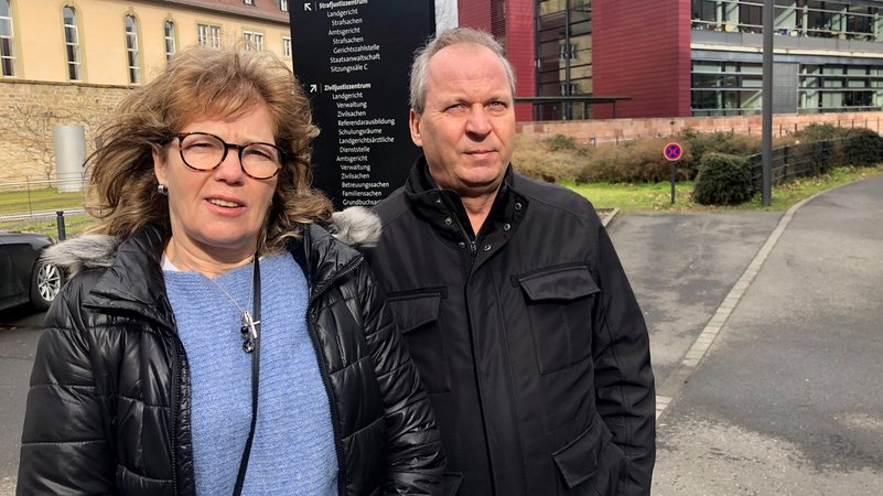 Die Eltern des erschossenen Polizeianwärters Katja und Peter Konrad vor dem Justizzentrum in Würzburg.