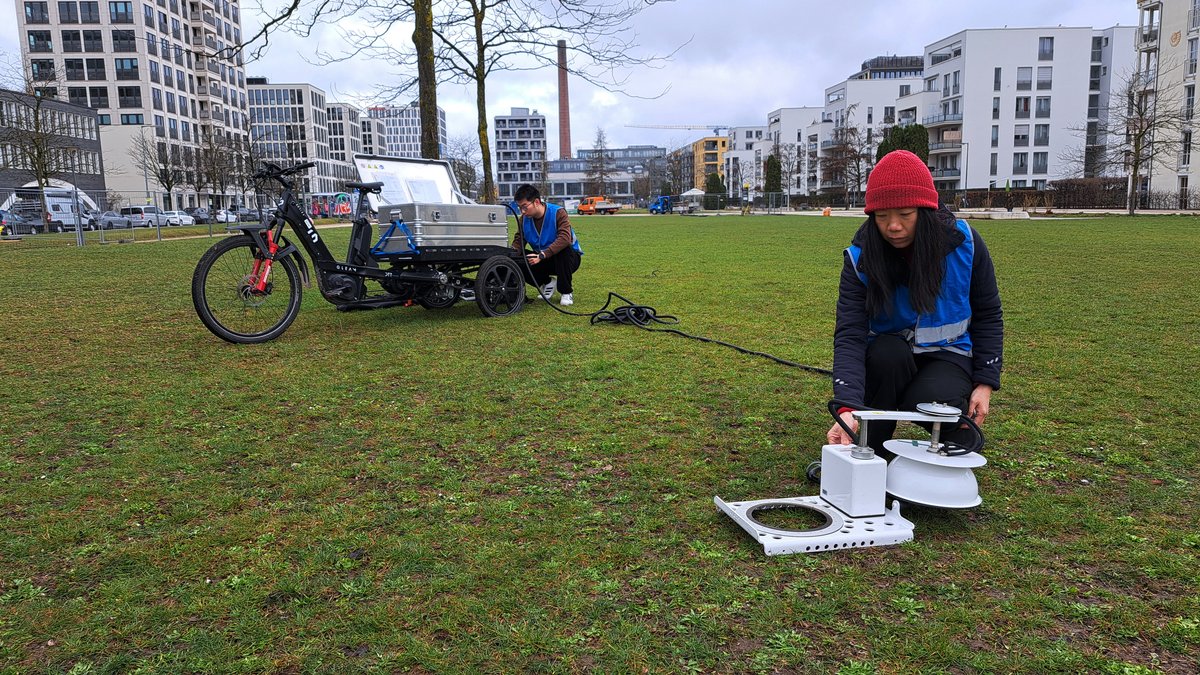 Professorin Jia Chen, Technische Universität München, bei Messungen der Fotosynthese und CO₂-Abgabe einer Rasenfläche im Arnulfpark in München.