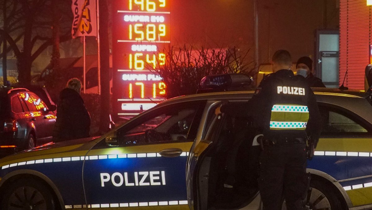 Ein Polizeiauto an einer Tankstelle (Symbolbild)