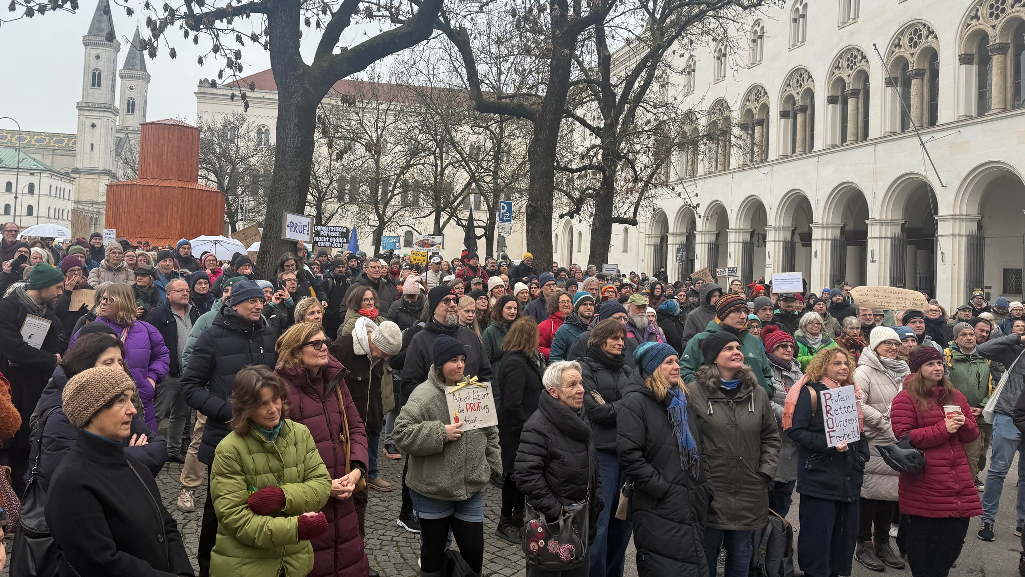 Demo in München fordert Parteien-Prüfung auf Verfassungstreue  