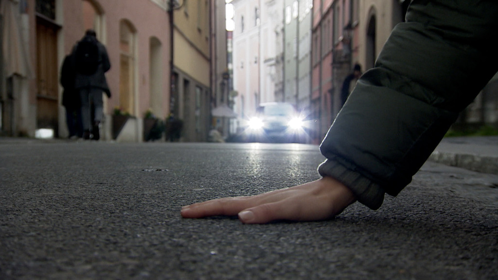 Sie legen den Verkehr lahm, um auf die Klimakrise aufmerksam zu machen. In  Passau gab es in den vergangenen Wochen besonders häufig solche Klebe-Aktionen. Der Protest scheint sich zuzuspitzen.