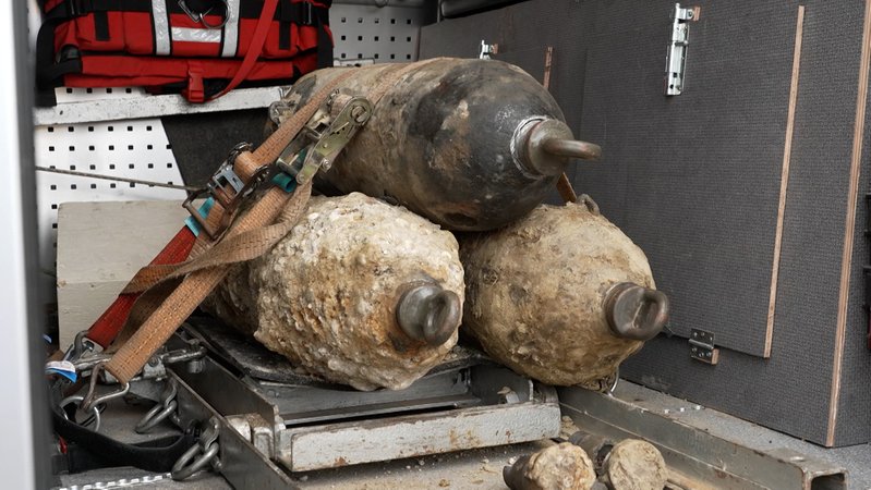 Nach dem Fund von drei Fliegerbomben war das Gelände um den Landshuter Hauptbahnhof lange gesperrt, einige Wohnungen wurden evakuiert, der Zugverkehr musste eingestellt werden. Inzwischen wurden die Bomben entschärft, alle Sperrungen sind aufgehoben. | Bild: BR Nach dem Fund von drei Fliegerbomben war das Gelände um den Landshuter Hauptbahnhof lange gesperrt, einige Wohnungen wurden evakuiert, der Zugverkehr musste eingestellt werden. Inzwischen wurden die Bomben entschärft, alle Sperrungen sind aufgehoben.