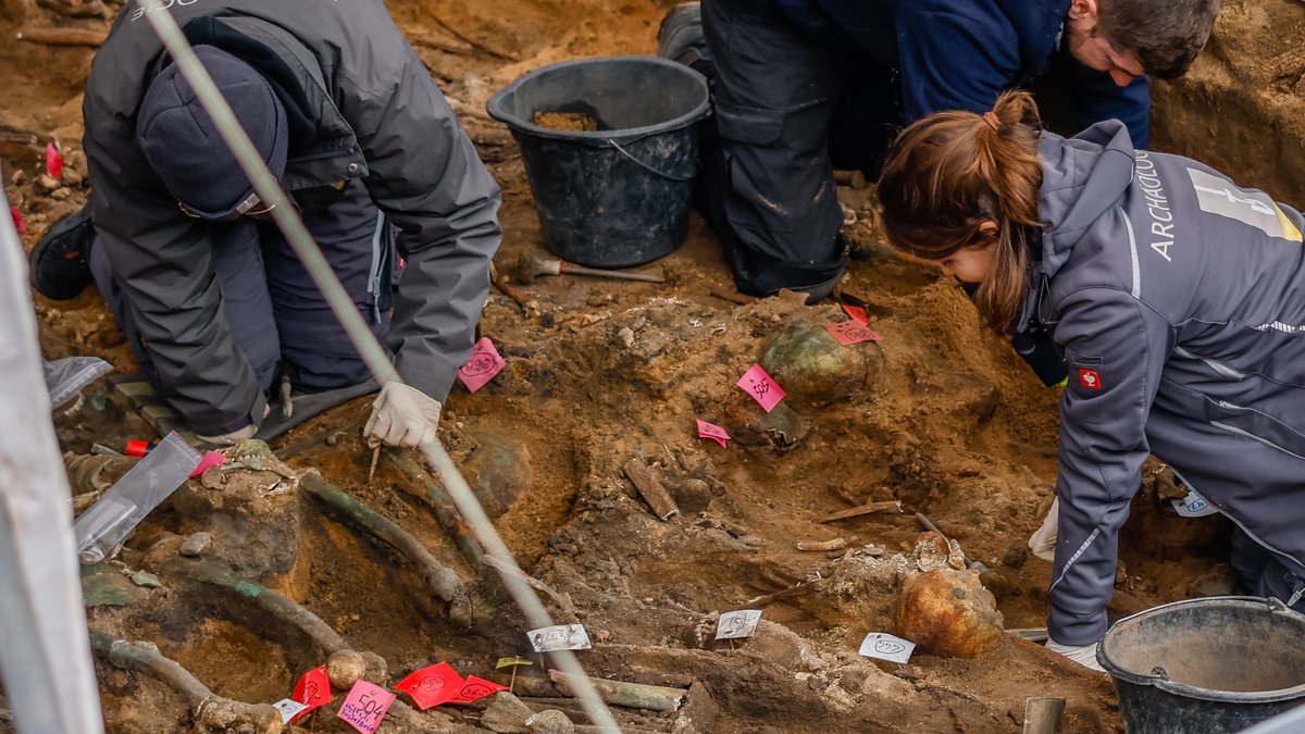Archäologen untersuchen ein Pestgrab in Nürnberg.