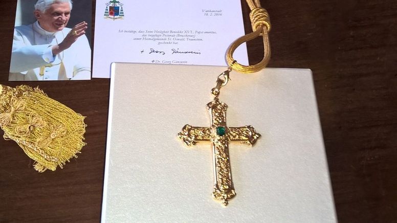 Ein Handout des LKA zeigt das gestohlene Brustkreuz des verstorbenen Papstes Benedikt XVI. | Bild:dpa-Bildfunk/Polizei