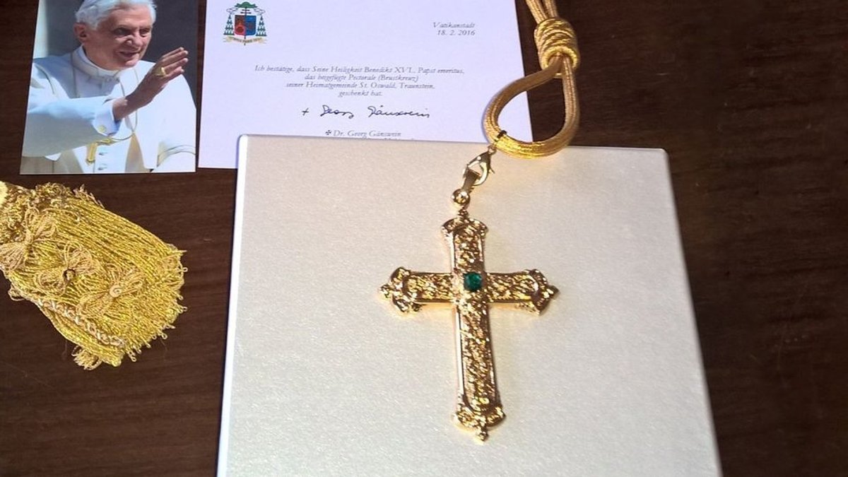 Ein Handout des LKA zeigt das gestohlene Brustkreuz des verstorbenen Papstes Benedikt XVI.