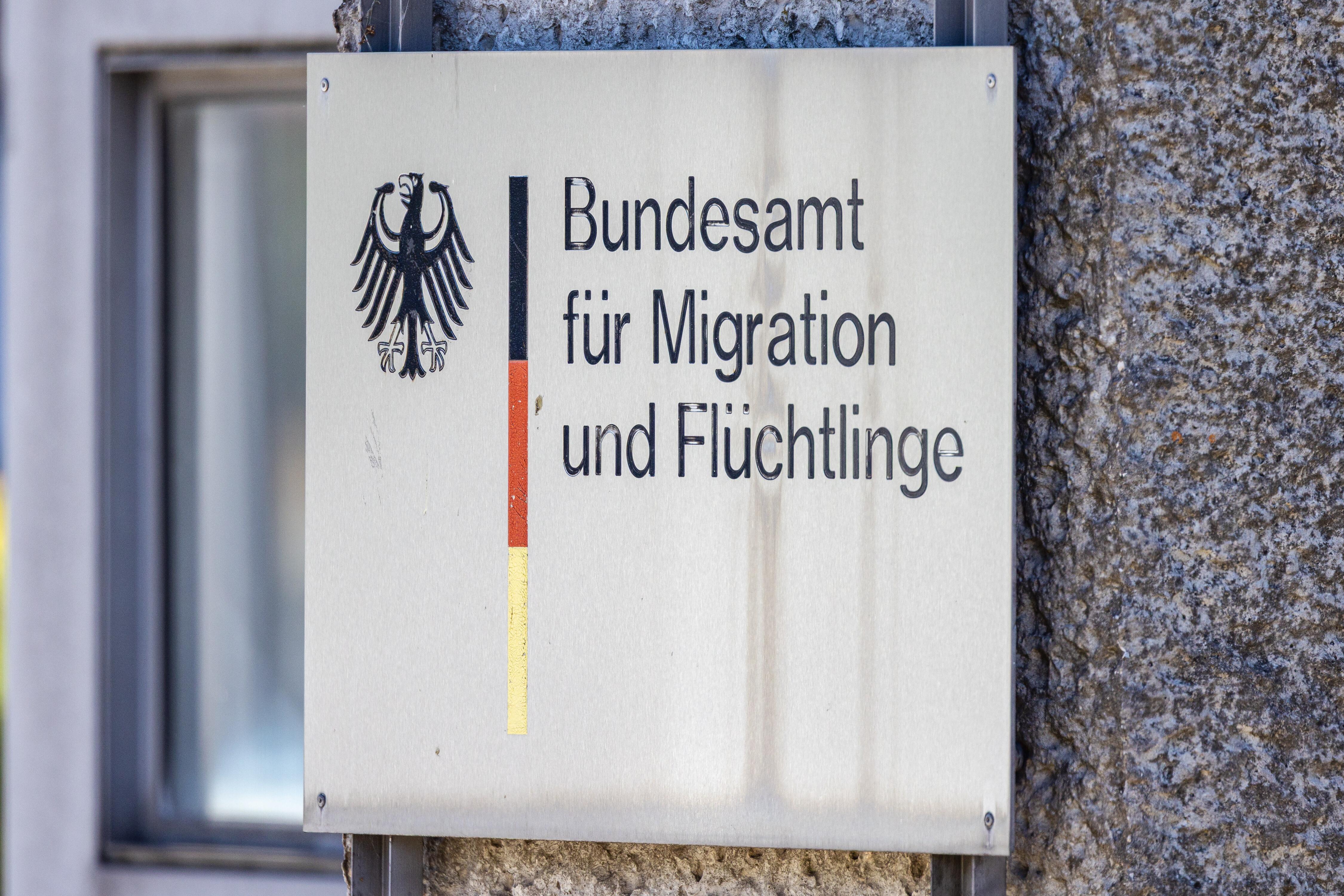 Dobrindt wants more Syrians to lose protection status