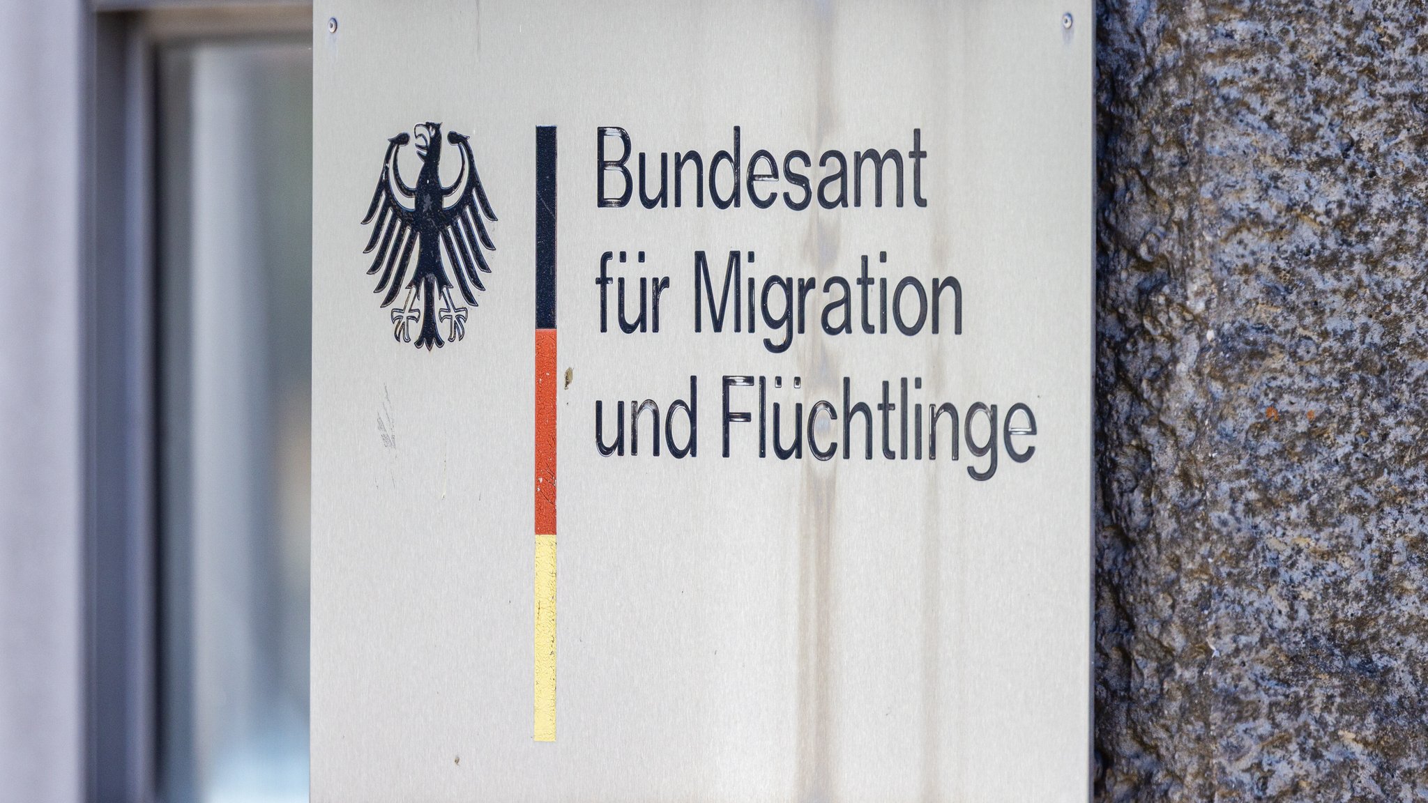 Ein Schild des Bundesamts für Migration und Flüchtlinge (BAMF) in Nürnberg (Symbolbild). | Bild: picture alliance / Eibner-Pressefoto / Ardan Fuessman Ein Schild des Bundesamts für Migration und Flüchtlinge (BAMF) in Nürnberg (Symbolbild).