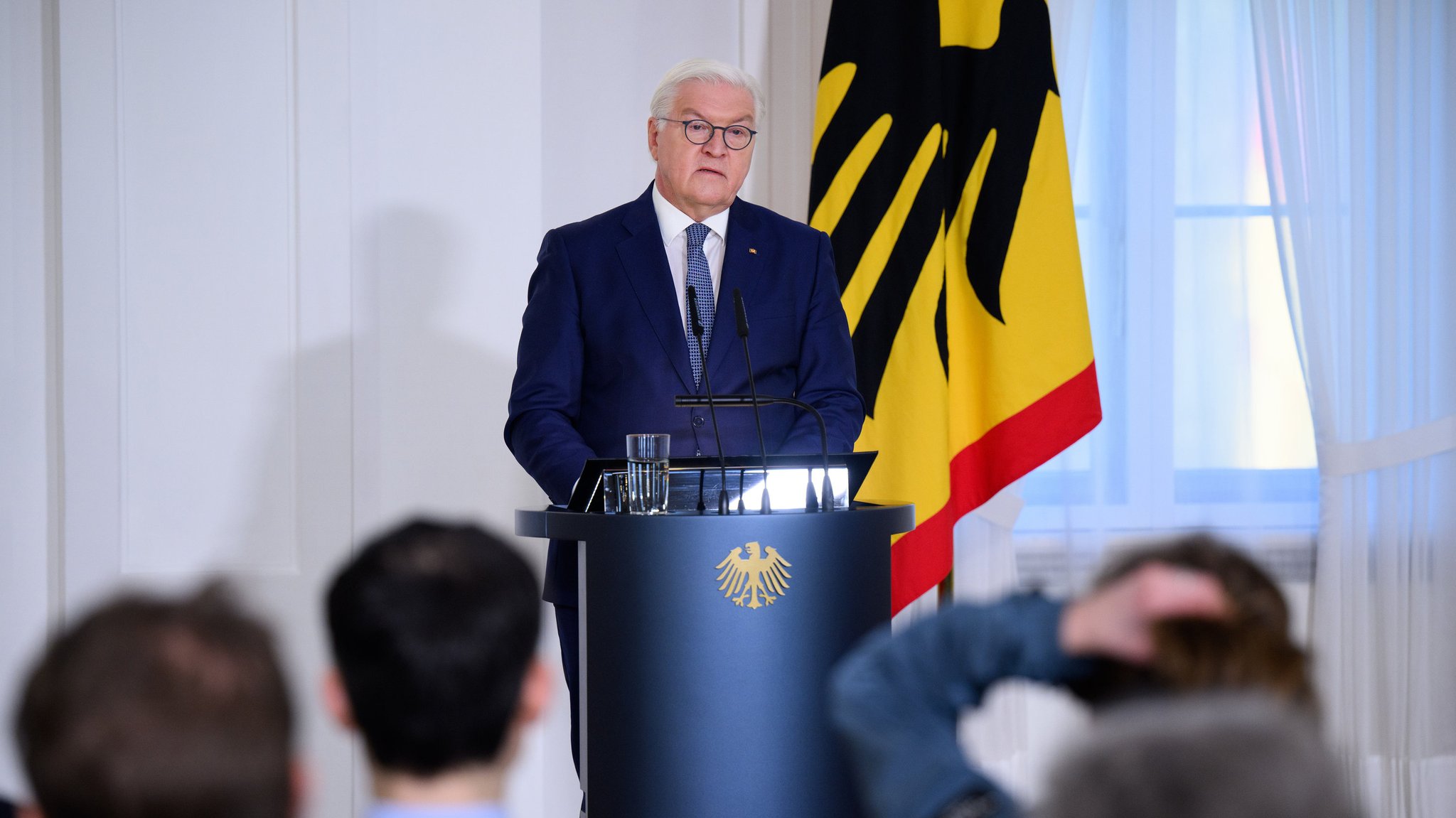 Bundespräsident Frank-Walter Steinmeier spricht beim Gesprächsforum des Bundespräsidenten mit dem Titel «Geglückt, aber nicht garantiert. Zustand und Zukunft unserer Demokratie nach 75 Jahren Grundgesetz» im Schloss Bellevue.