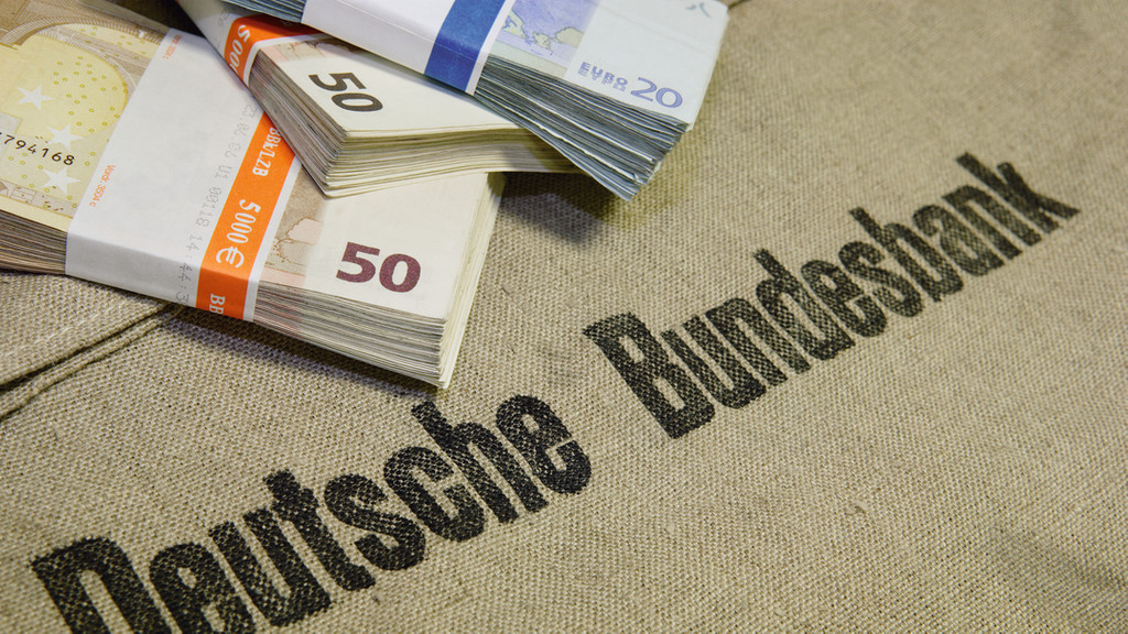 Euroscheine gebündelt, auf einem Sack mit Aufschrift Deutsche Bundesbank.