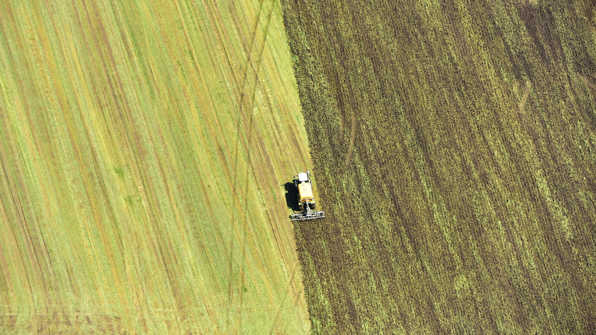 Eine Landwirtschaftsmaschine bringt am 08.05.2015 bei Bad Aibling (Bayern) Gülle auf eine gemähtes Feld auf